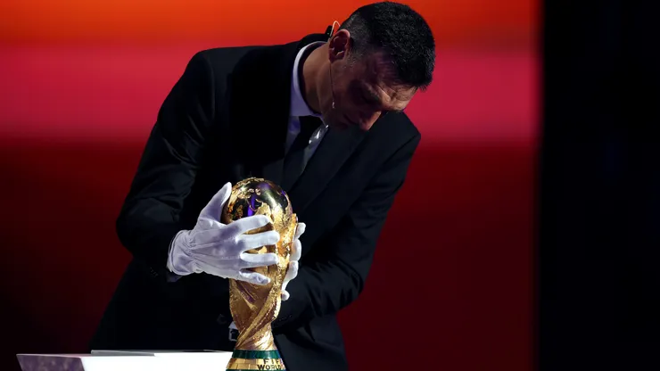 Lionel Scaloni con la Copa del Mundo.