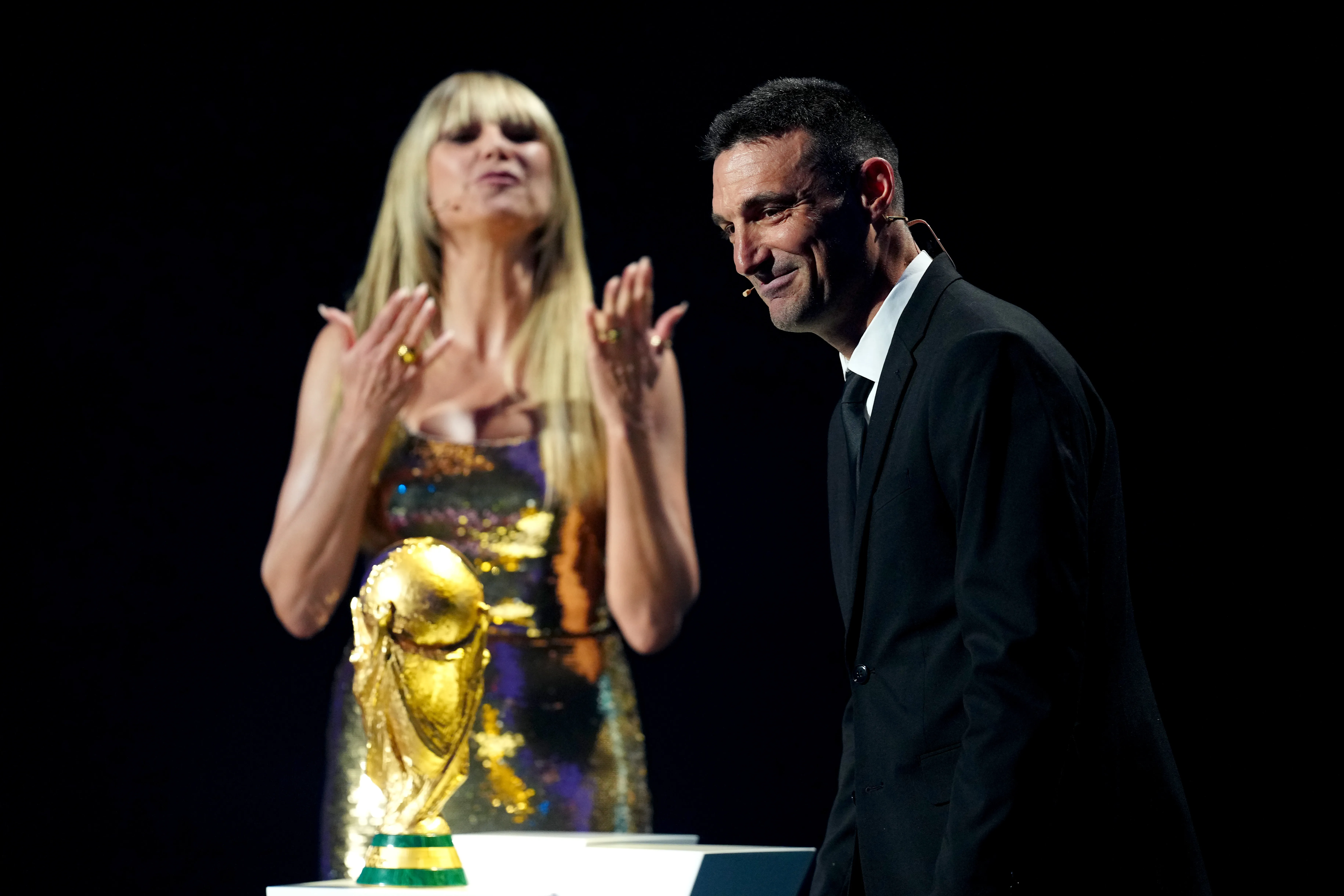 Lionel Scaloni junto a la Copa del Mundo. (Photo by Jia Haocheng – Pool/Getty Images)