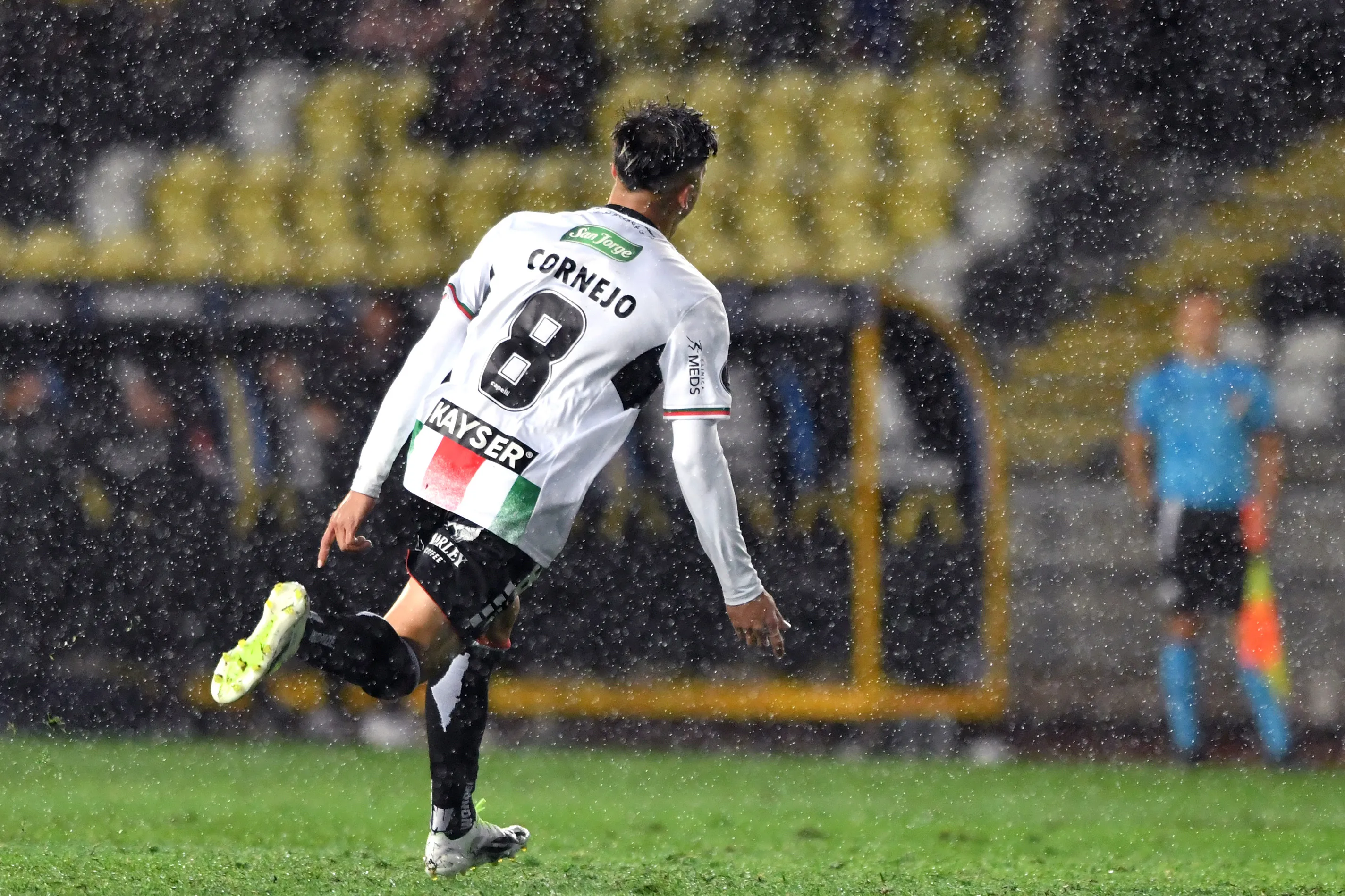Fernando Cornejo le anotó un golazo a Flamengo que celebró así en el Francisco Sánchez Rumoroso. (Alejandro Pizarro/Photosport).