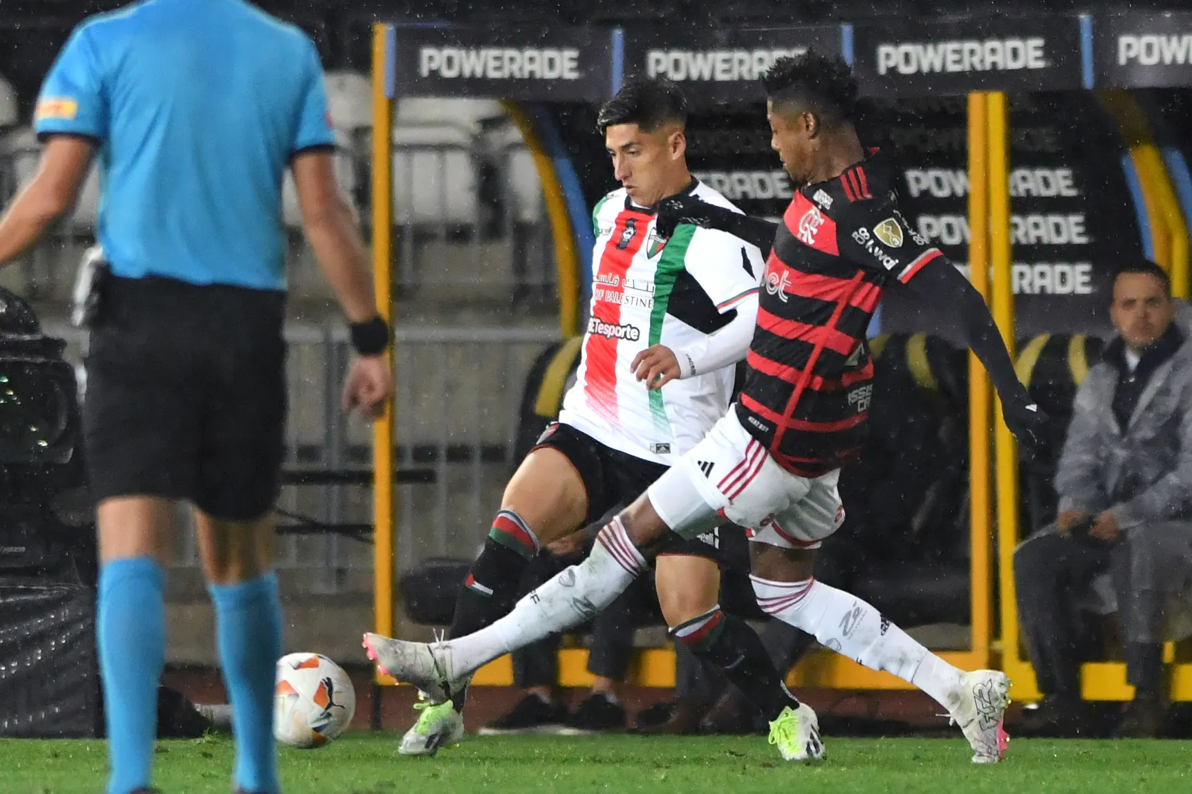 Fernando Cornejo en acción ante Flamengo de Brasil cuando jugaba para Palestino. (Alejandro Pizarro Ubilla/Photosport).