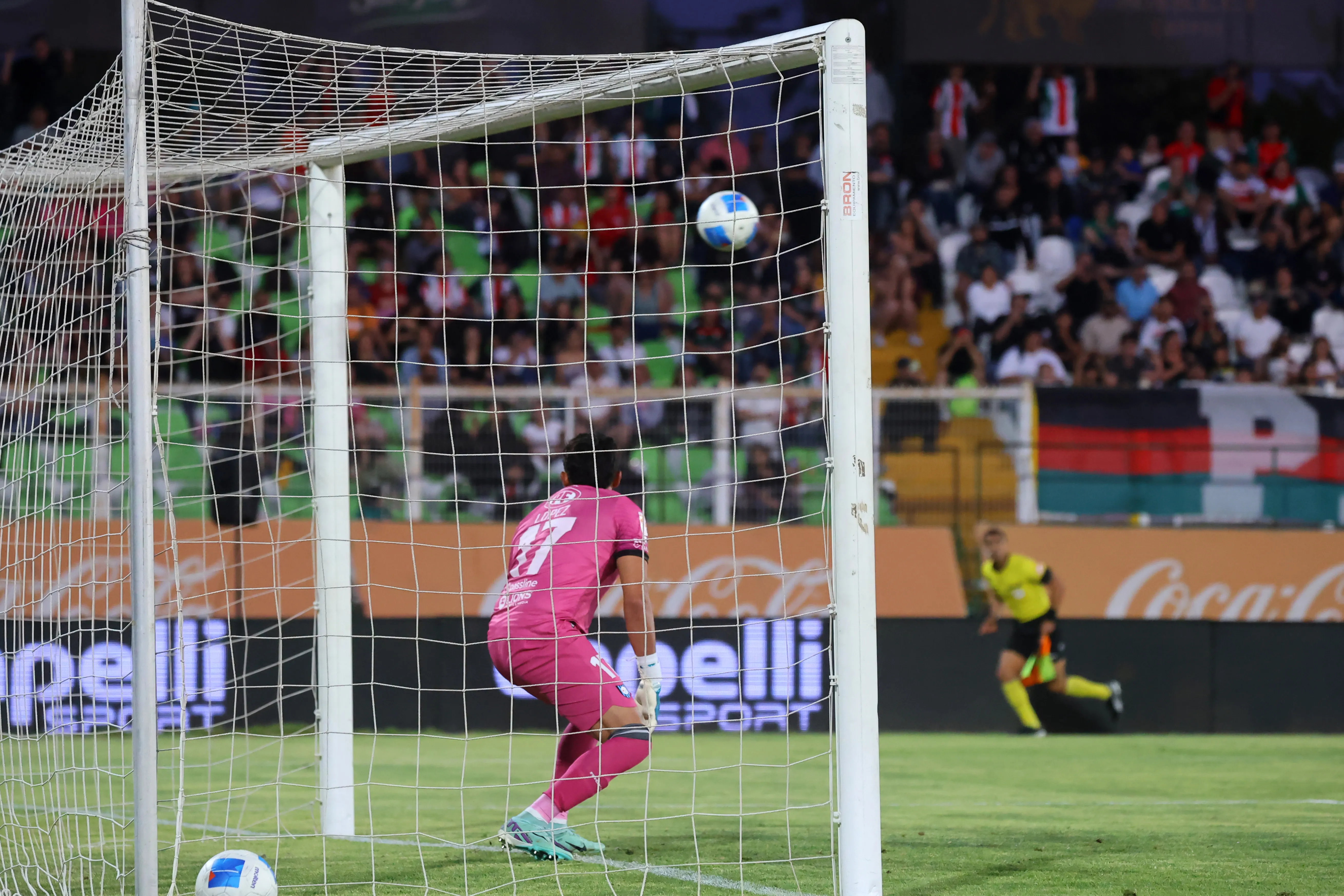 Zacarías López no tuvo nada que hacer ante el golazo de Joe Abrigo. (Jonnathan Oyarzun/Photosport).