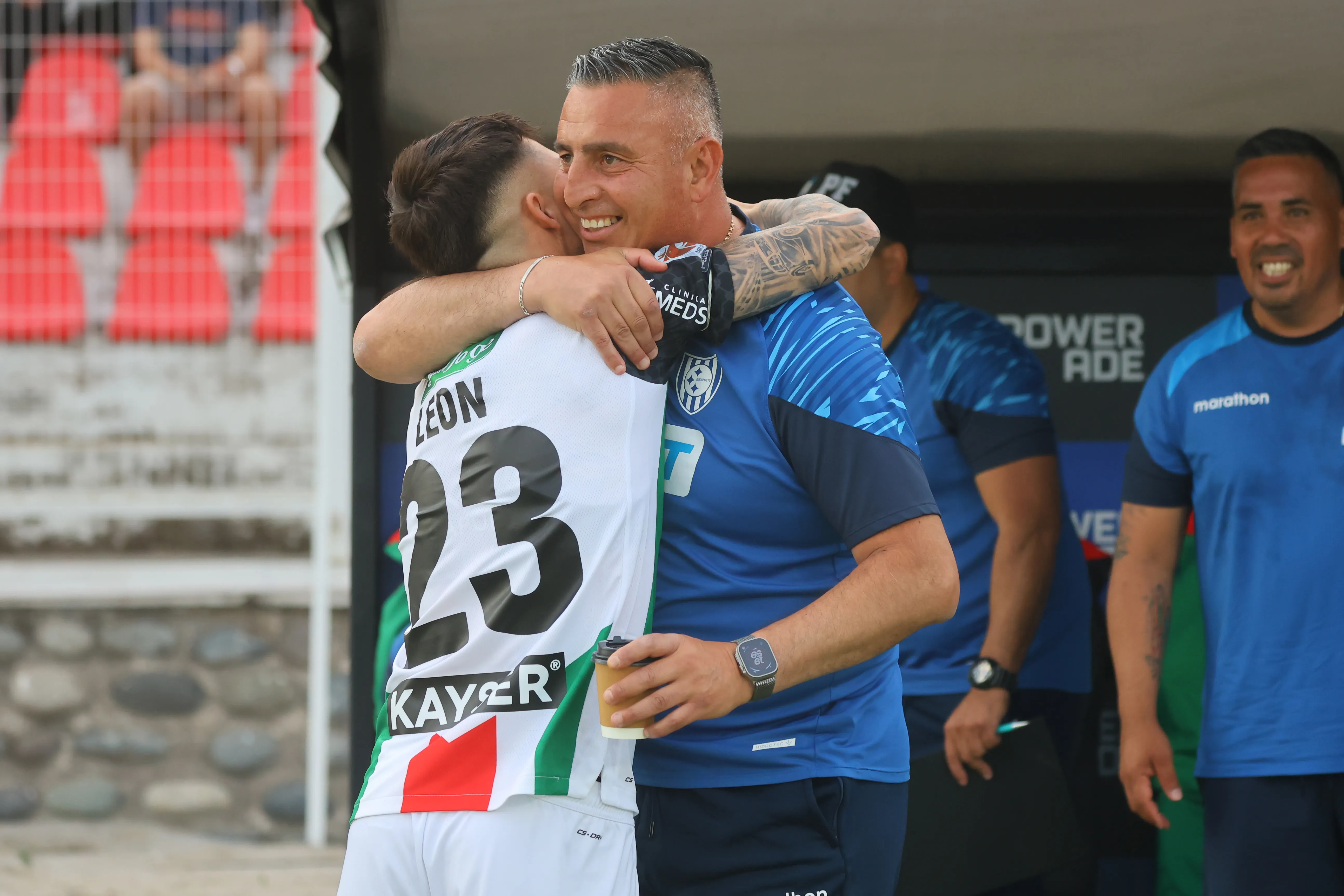 Jaime García se abrazó con Jason León, a quien conocía de Santiago Wanderers. (Jonnathan Oyarzun/Photosport).