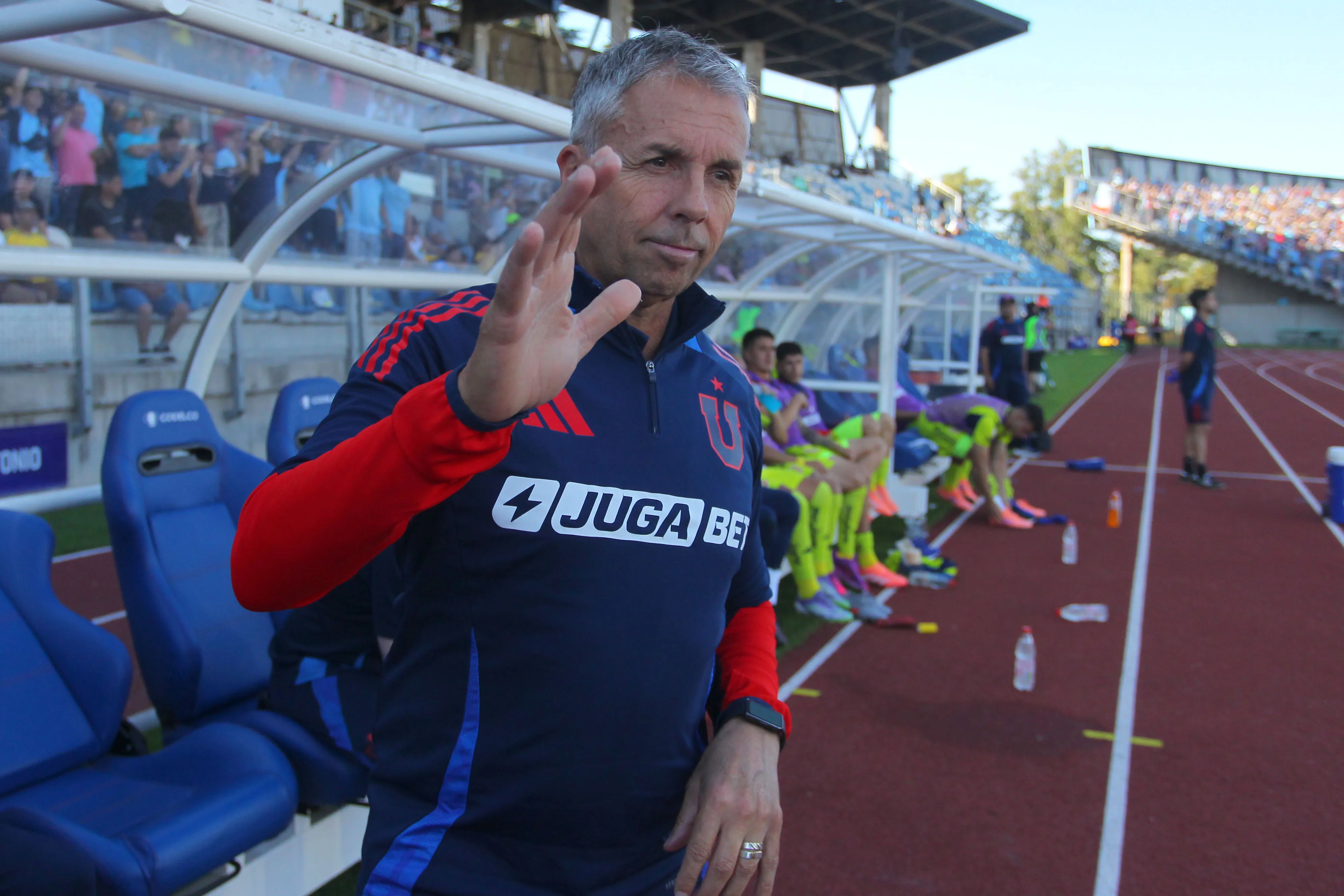 En su probable última conferencia en U. de Chile, Gustavo Álvarez vivió este momento | Photosport