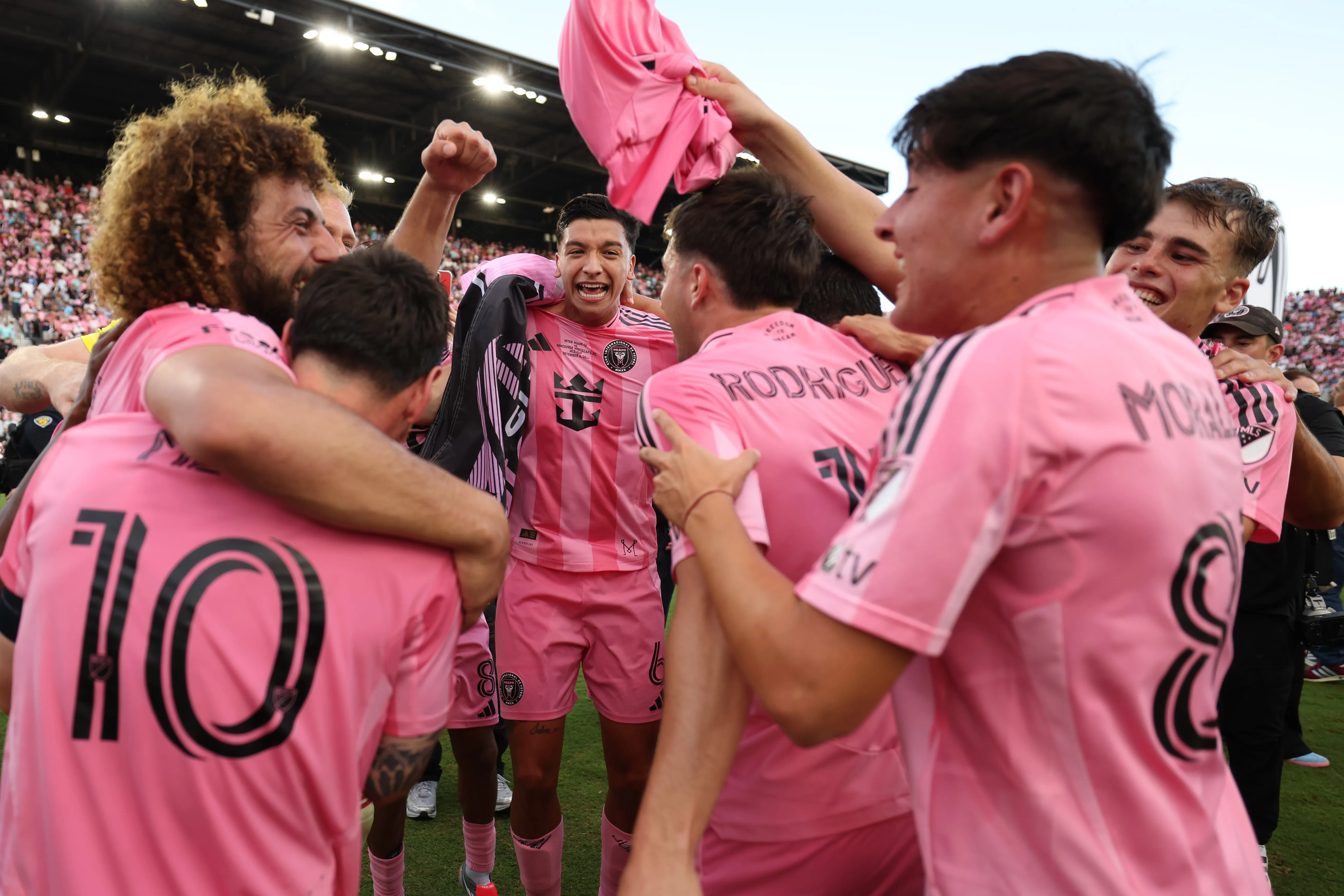 Falcón junto a Messi y Tomás Avilés (argentino-chileno) celebrando la MLS Cup este 6 de diciembre. (Foto: Maddie Meyer/Getty Images)
