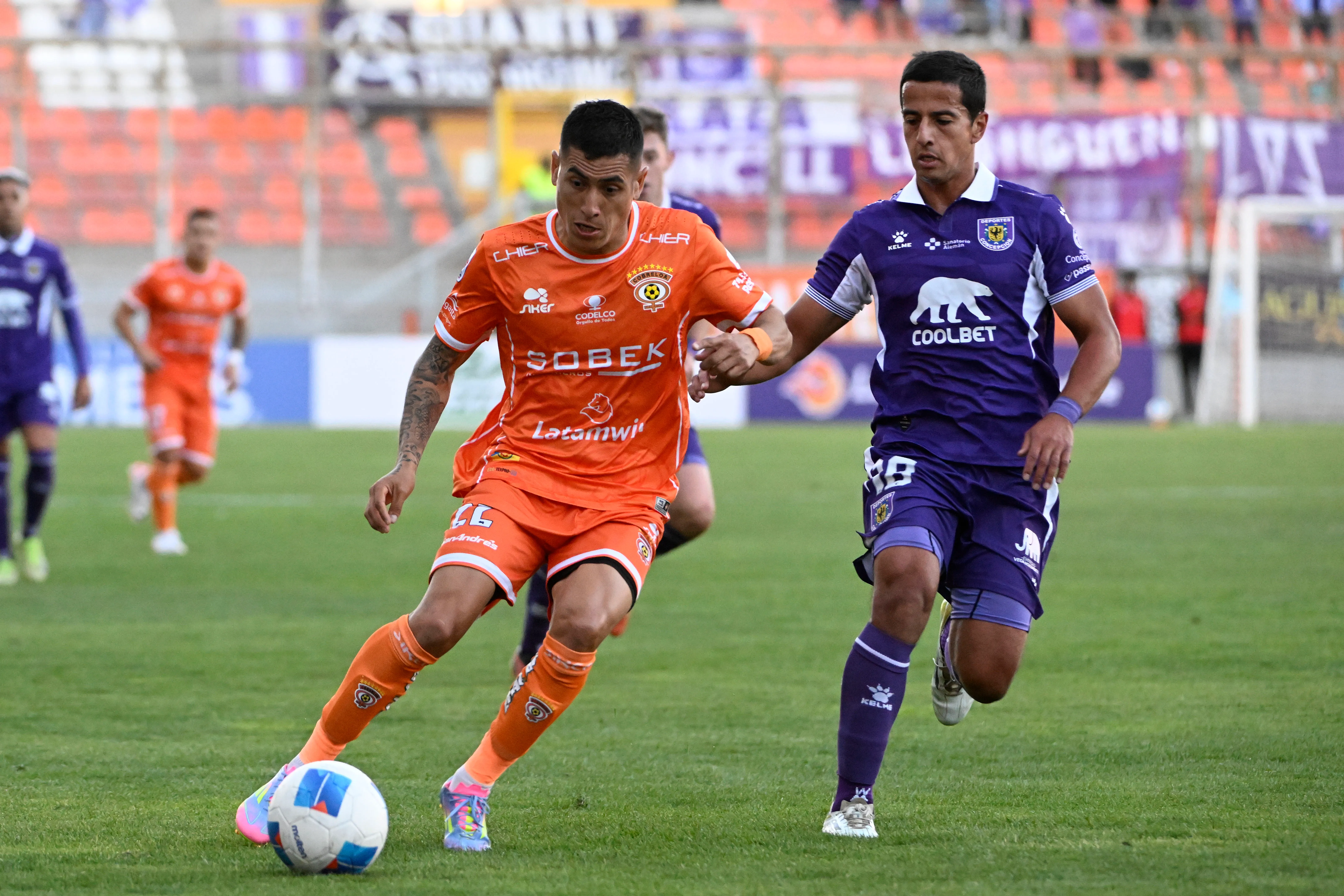 Cobreloa y Deportes Concepción pueden conseguir un jugoso premio si logran el ascenso. Foto: Photosport.