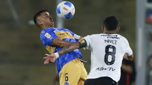 Álvaro Madrid lucha un balón con Esteban Pavez.