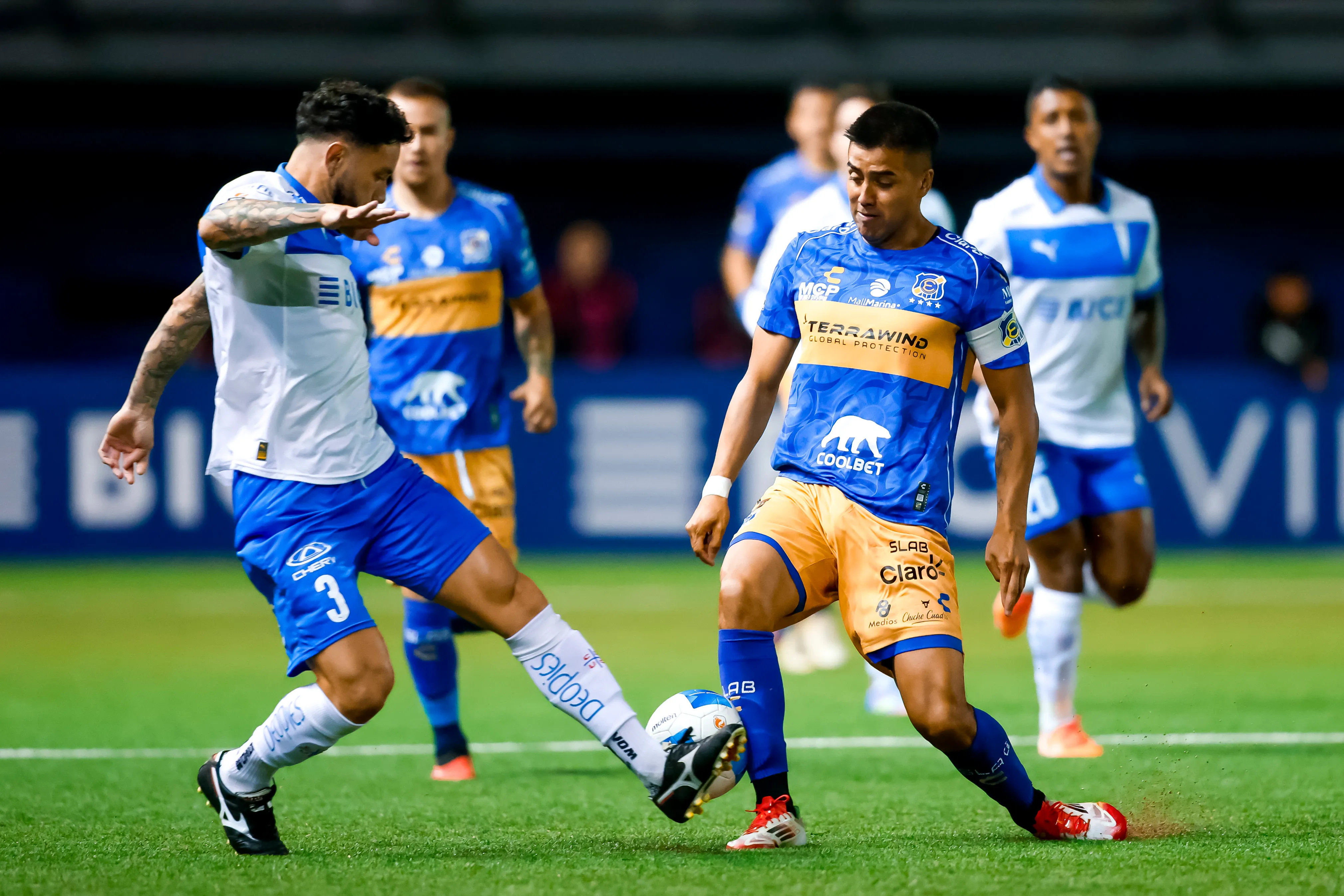 Álvaro Madrid lucha con Eugenio Mena en un duelo entre la UC y Everton. (Pepe Alvujar/Photosport).