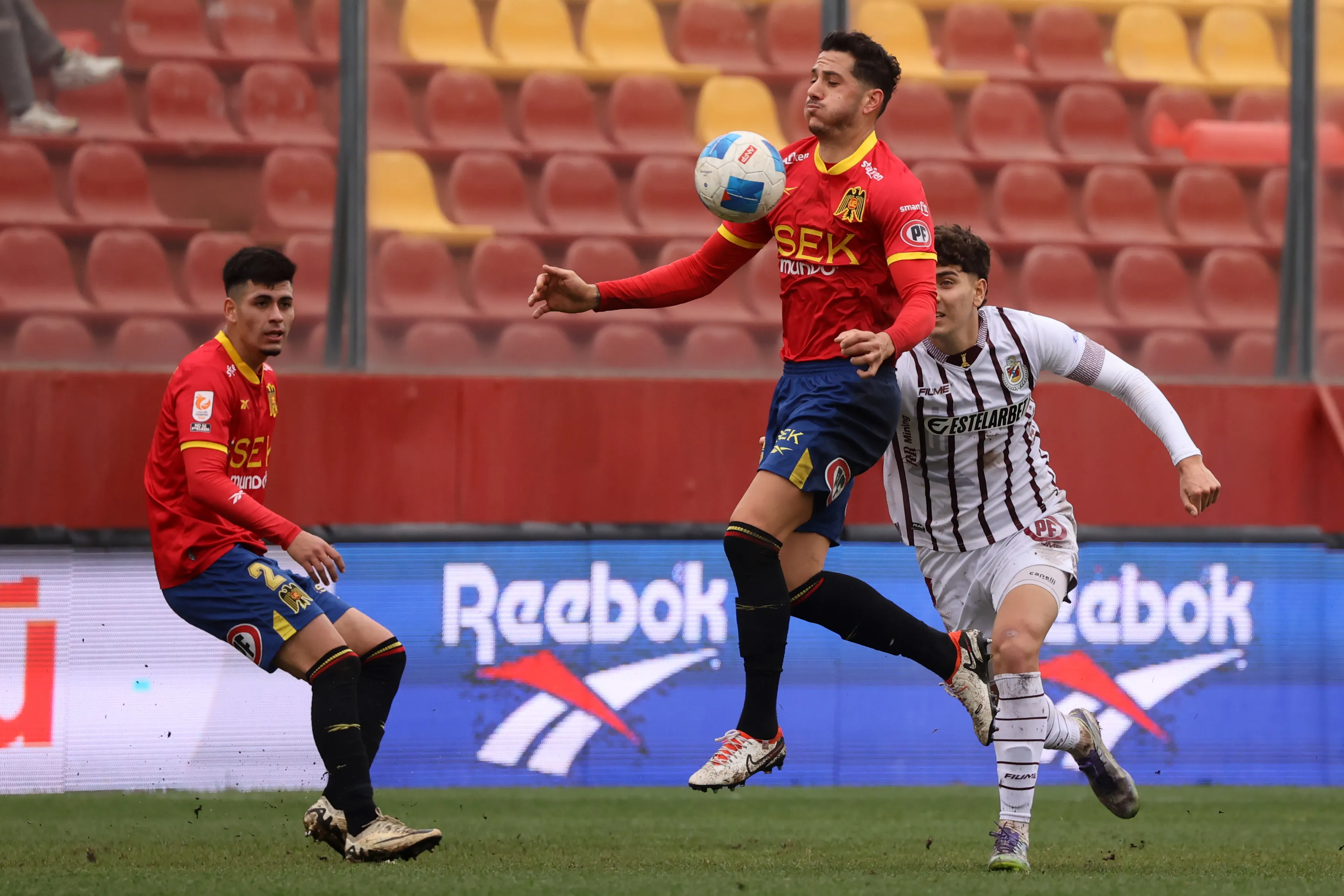 Gonzalo Castellani en acción ante Deportes La Serena. (Jonnathan Oyarzun/Photosport).