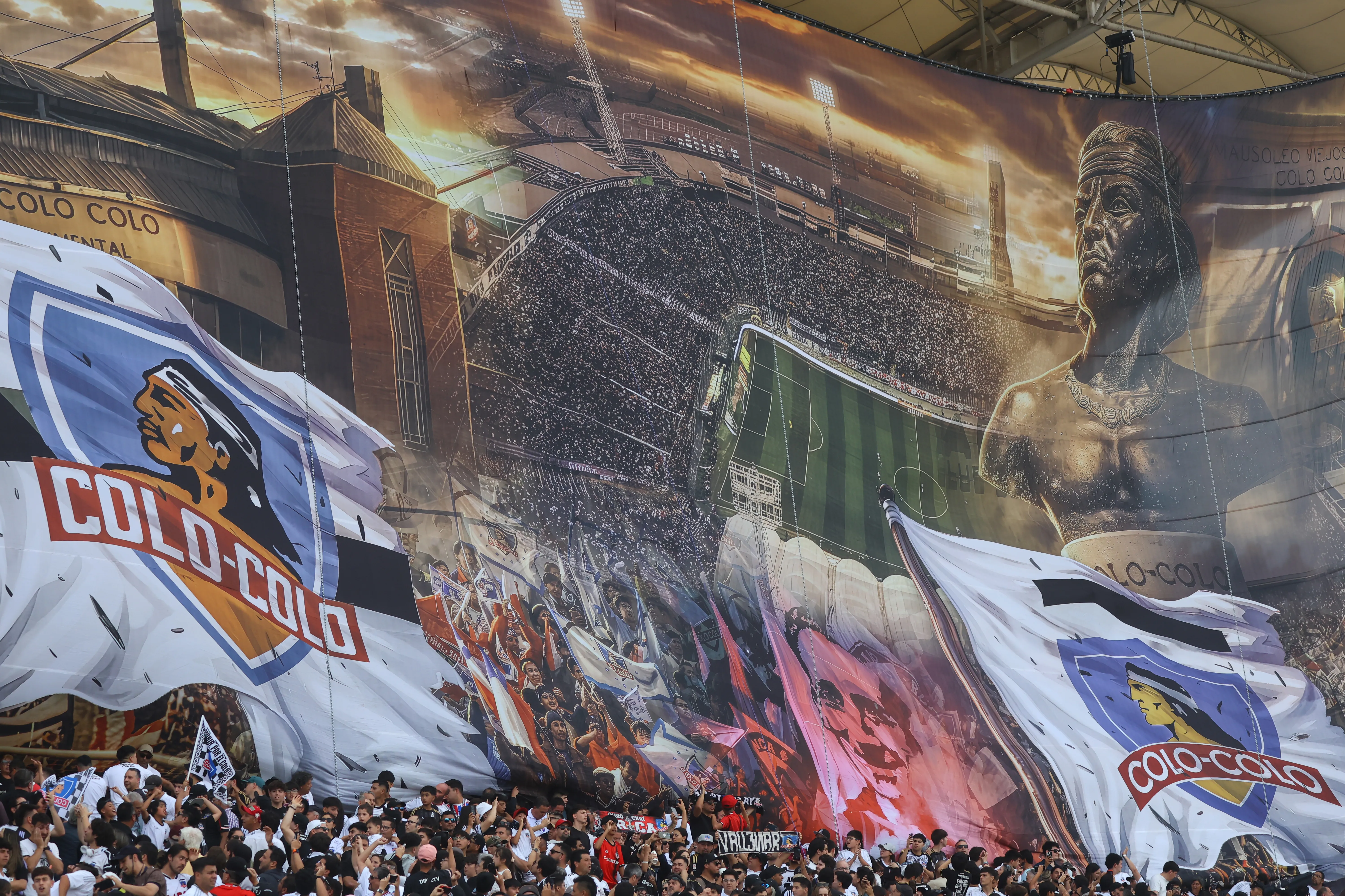 Colo Colo presentó un enorme tifo dedicado a sus leyendas. Foto: Photosport.