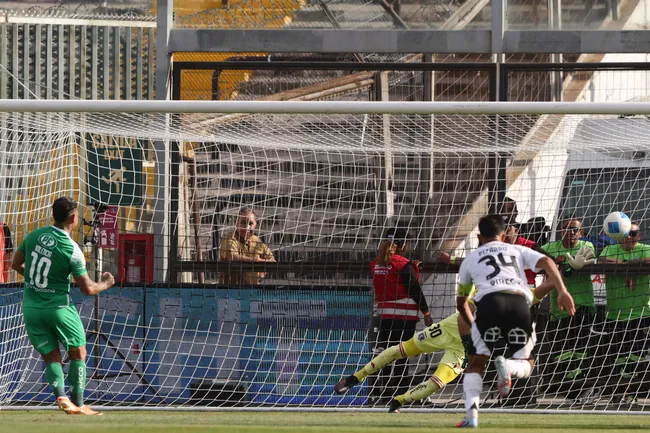 Leonardo Valencia derrotó a Fernando de Paul a pesar de que el Tuto adivinó el lado. (Felipe Zanca/Photosport).