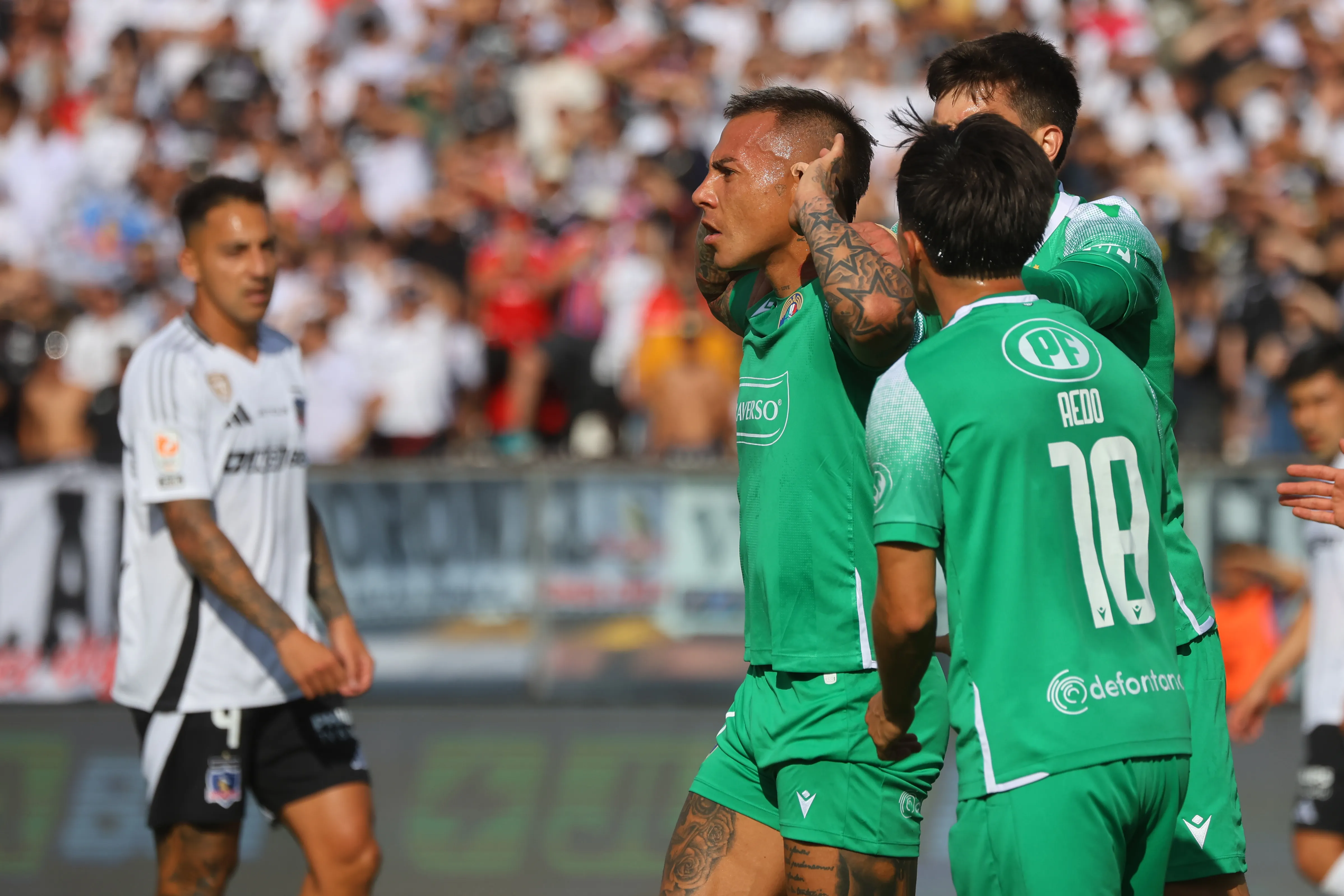 Eduardo Vargas y su festejo ante la mirada lejana de Javier Correa. (Jonnathan Oyarzun/Photosport).