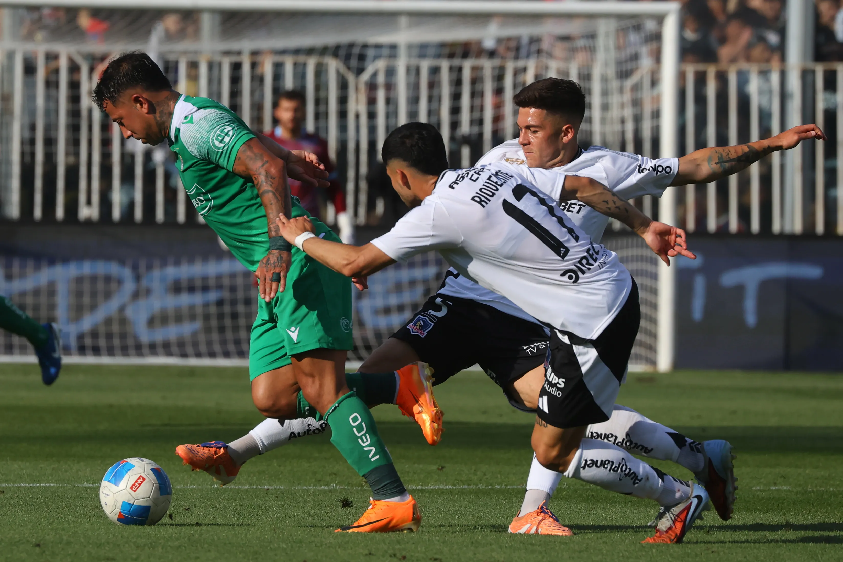 Colo Colo estaba obligado a ganarle a Audax Italiano y esperar a que Cobresal cayera para meterse en el último cupo de la tabla rumbo a la Copa Sudamericana. Foto: Photosport.