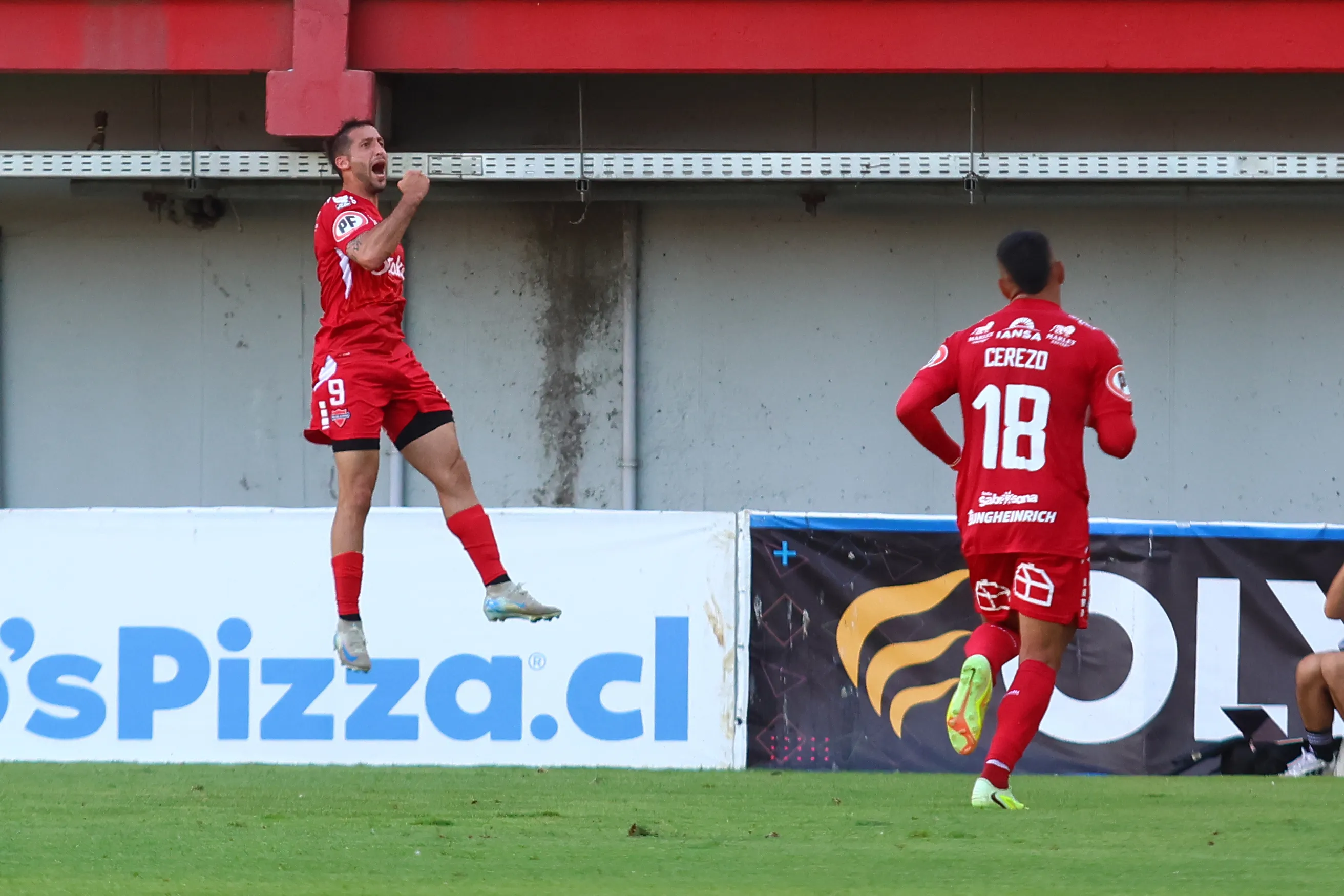 Uno de los tres festejos de Gonzalo Sosa en Chillán ante Cobresal. (Mauricio Ulloa/Photosport).