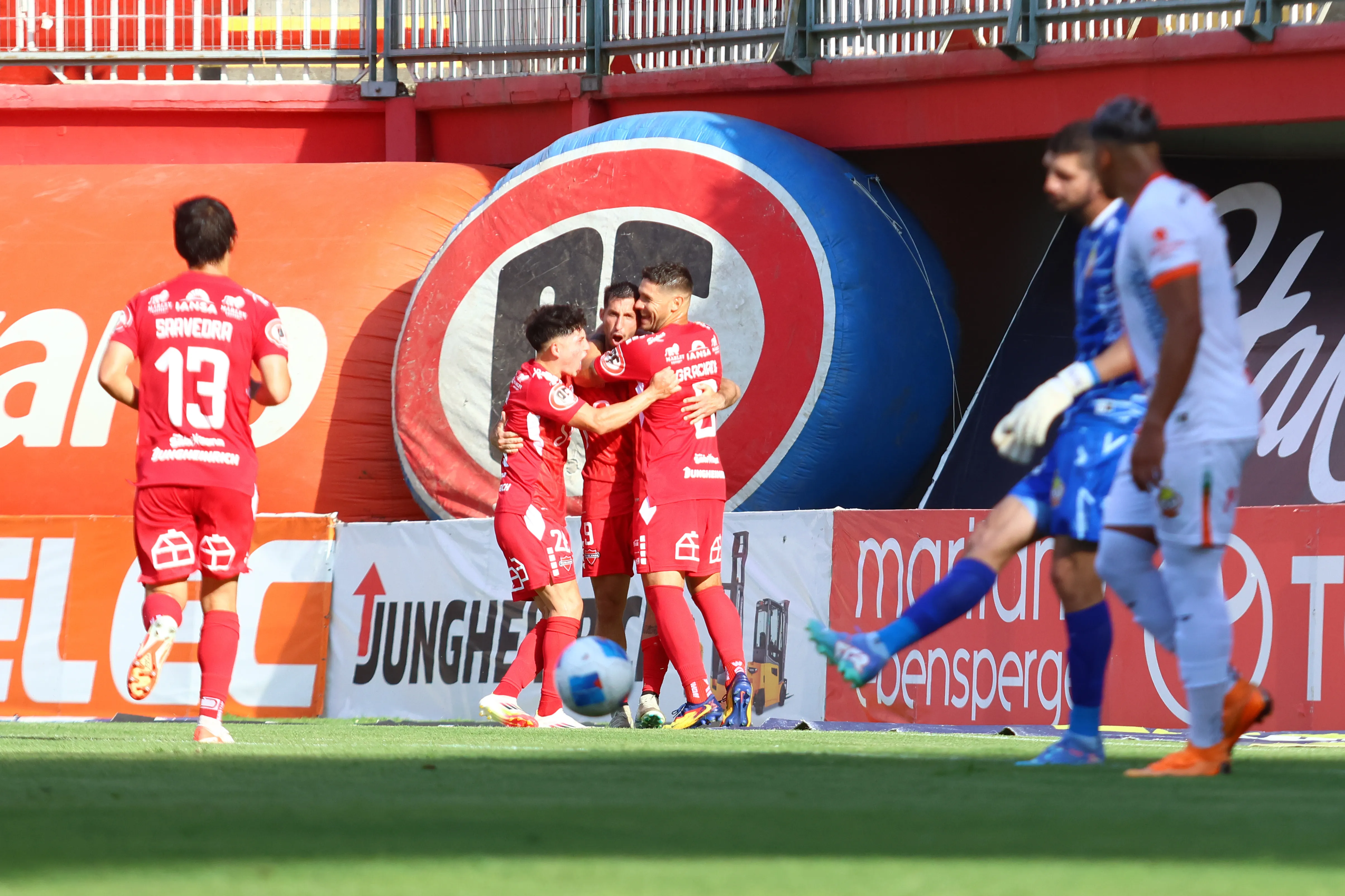 Gonzalo Sosa y otra celebración ante los albinaranjas. Llegó a ocho goles en la Liga de Primera 2025. (Mauricio Ulloa/Photosport).