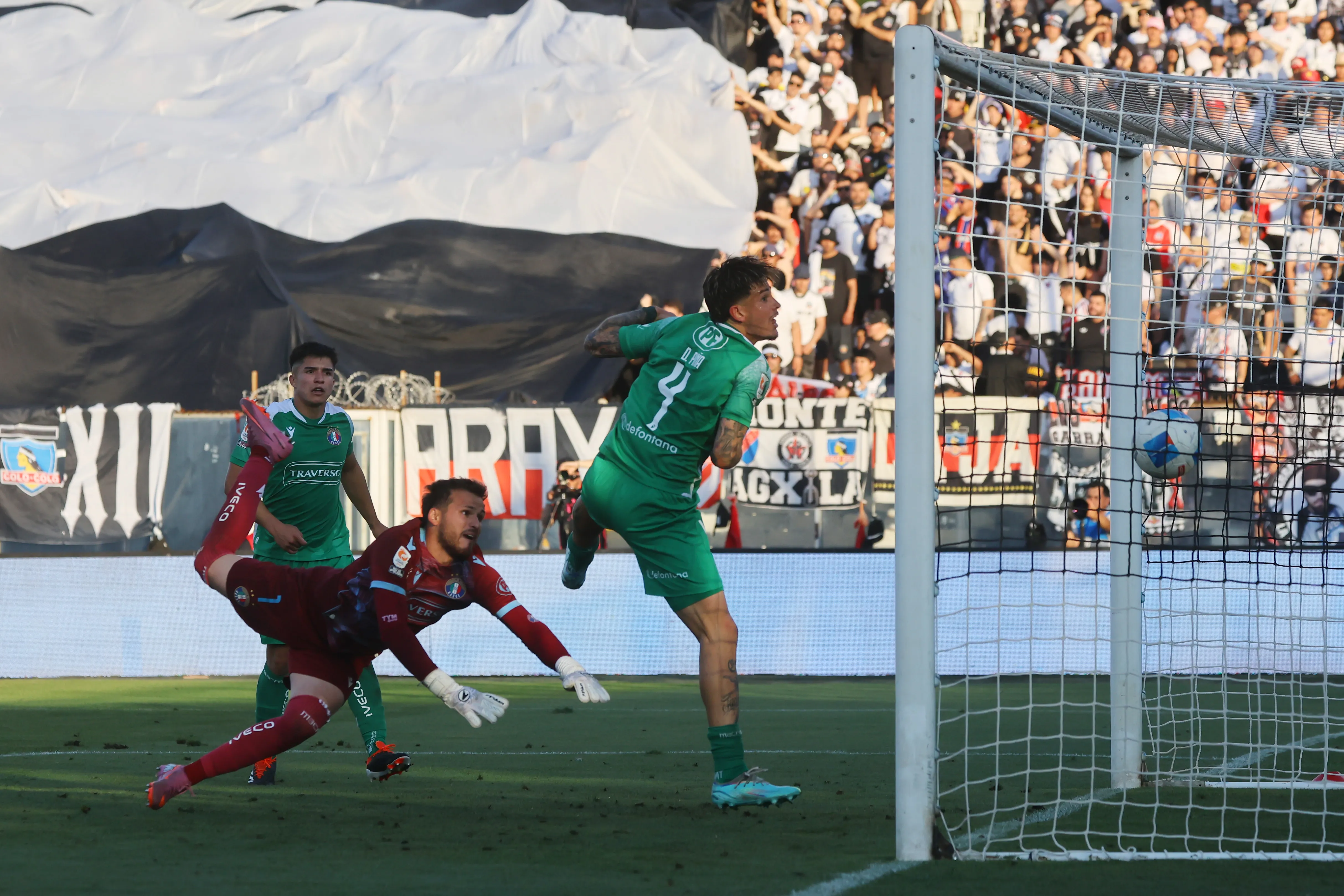 Tomás Ahumada fue figura ante los albos, pero el portero de los Tanos no pudo con el tiro de Vicente Pizarro. (Jonnathan Oyarzun/Photosport).