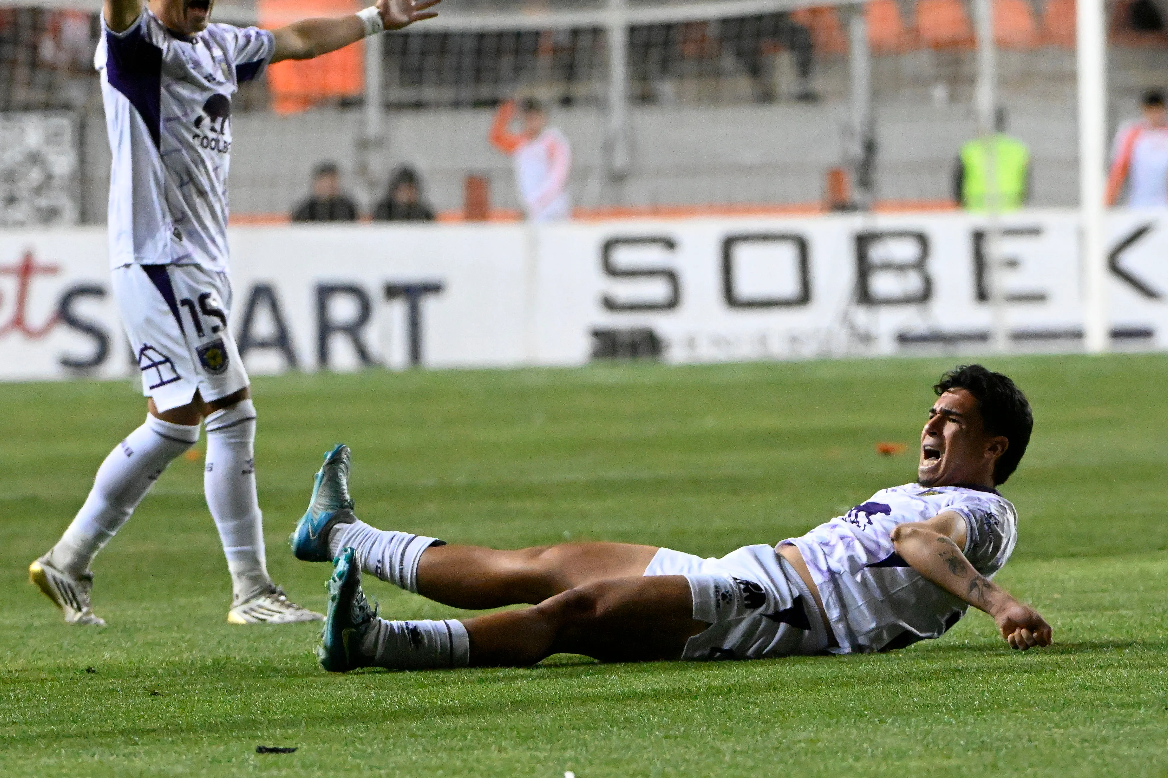 Jonathan Espínola quedó así en el estadio Zorros del Desierto. (Pedro Tapia/Photosport).