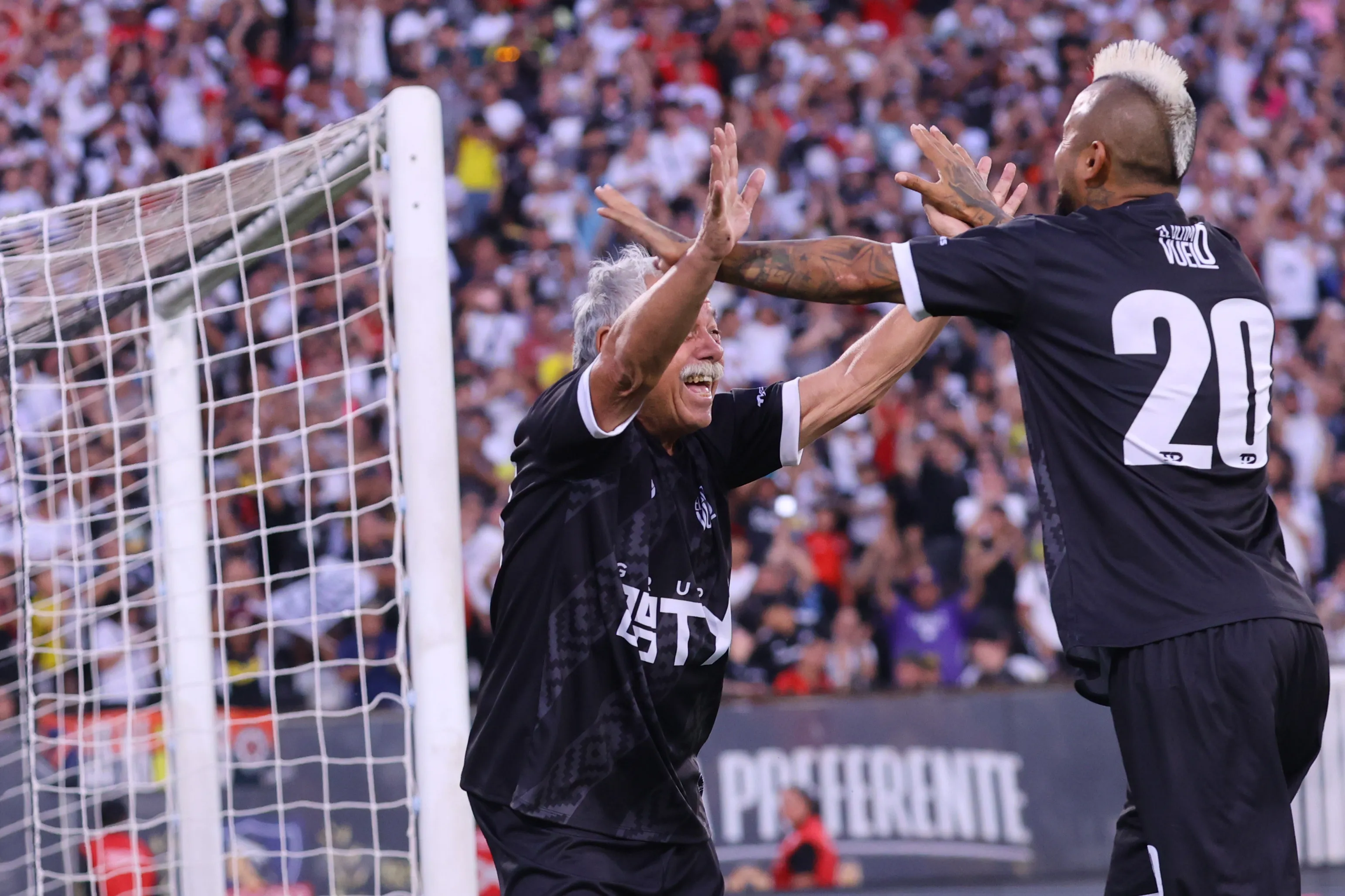 Caszely y Vidal compartieron en la despedida de Jaime Valdés. (Marcelo Hernandez/Photosport).