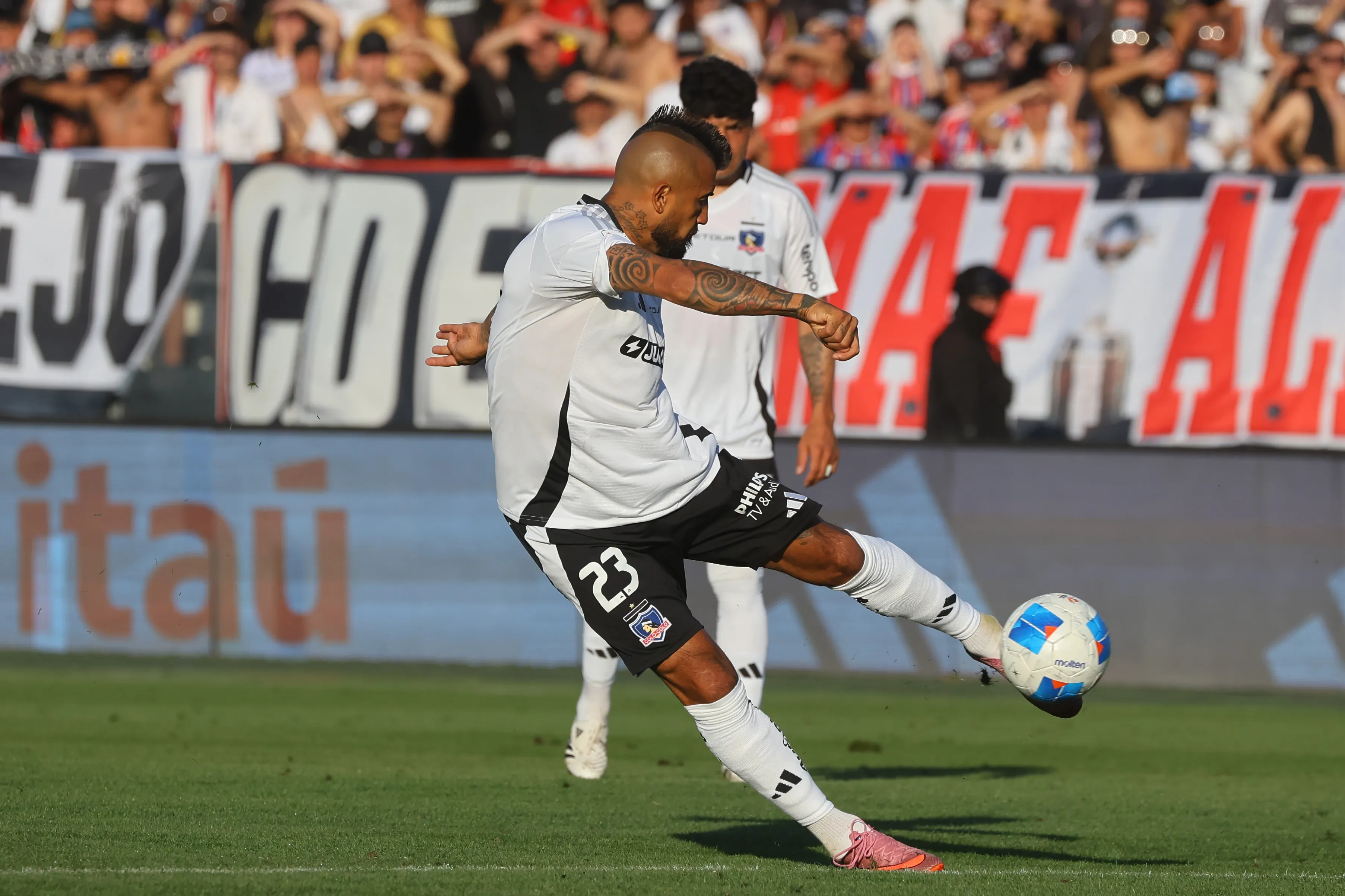 Con este remate Arturo Vidal provocó una segura tapada de Tomás Ahumada. (Jonnathan Oyarzun/Photosport).