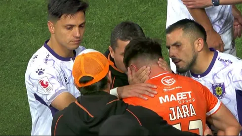 Aldrix Jara tuvo que ser consolado por Nelson Sepúlveda, Diego Carrasco y un médico de Cobreloa, además de César Bravo, por la fea lesión de Espínola.