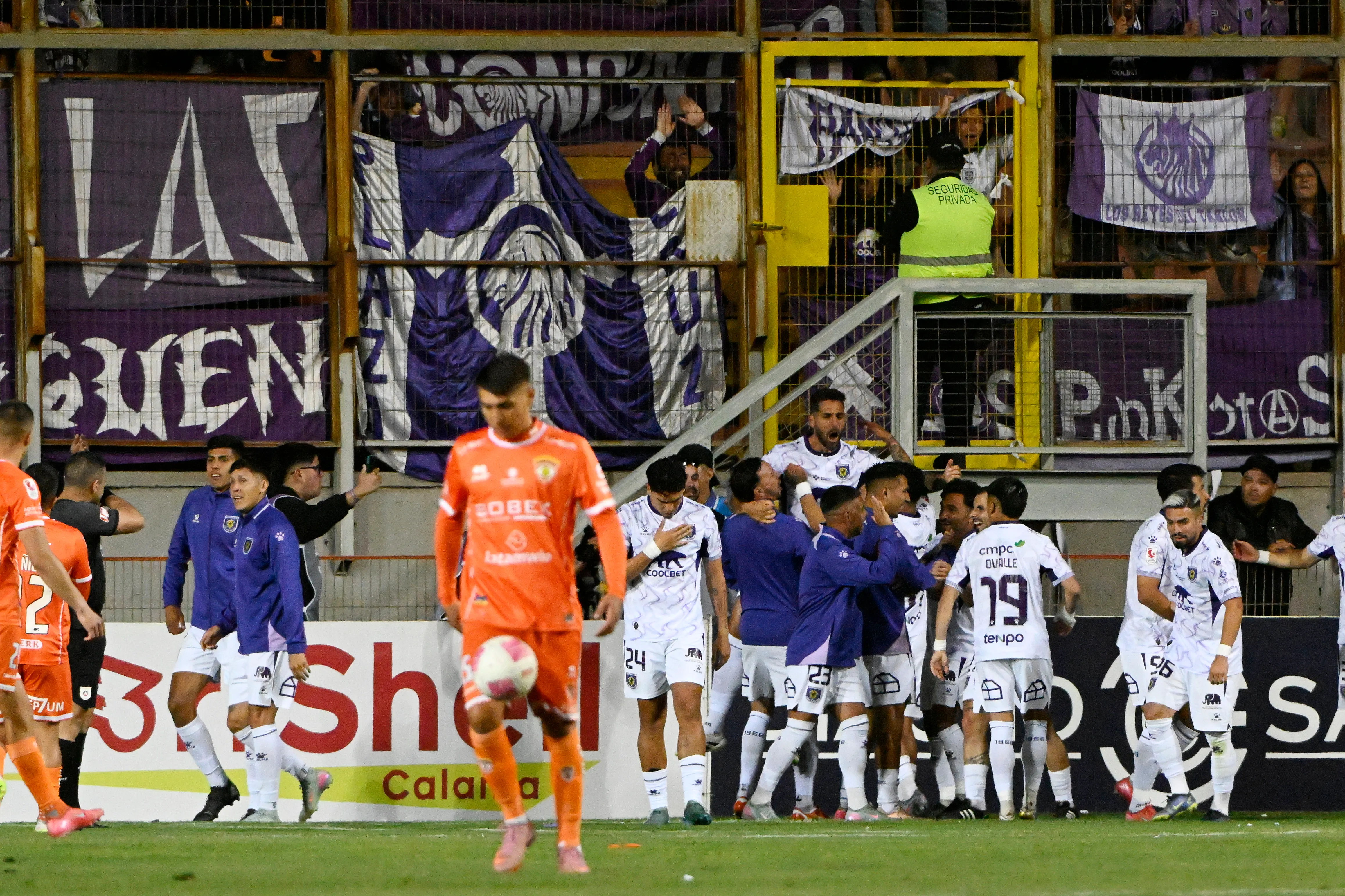 Joaquín Larrivey celebró con el ascenso a Primera de Deportes Concepción. Foto: Pedro Tapia/Photosport