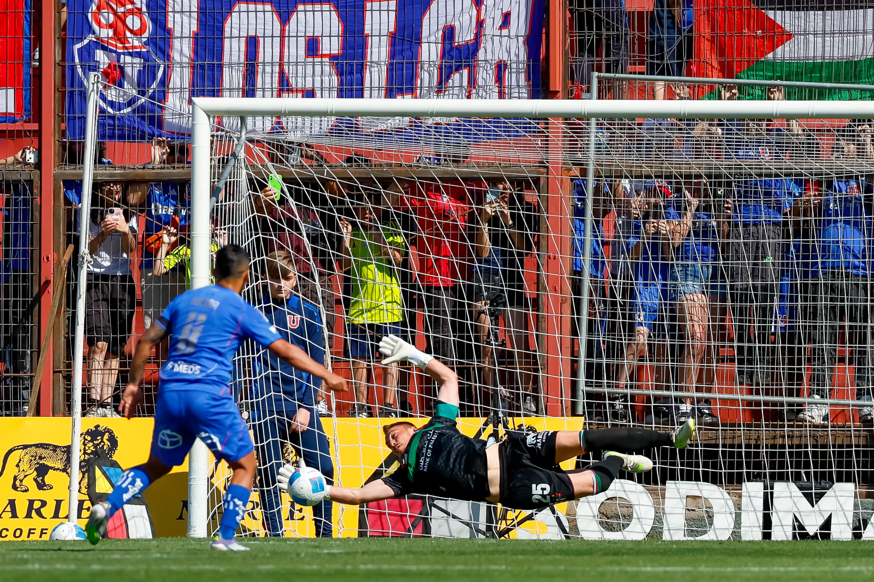 Sebastián Pérez le atajó un penal a Nicolás Guerra en este 2025. Imagen: Photosport