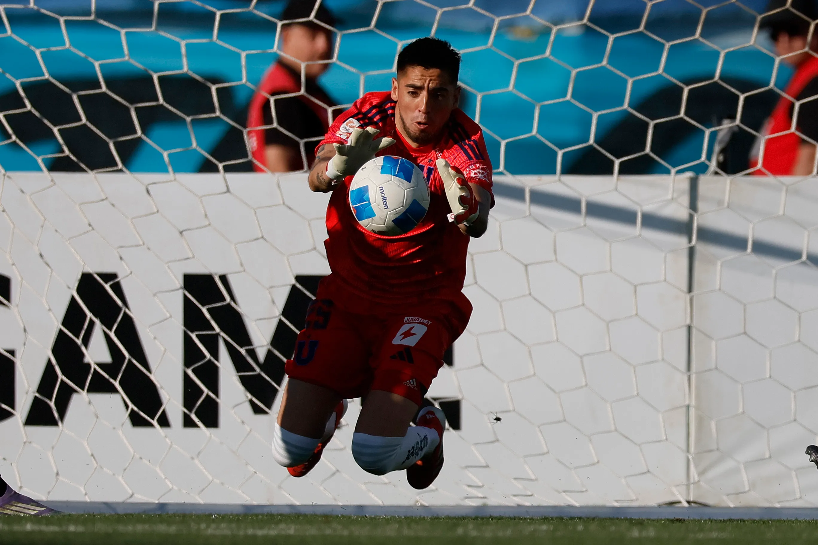 Gabriel Castellón competirá con un arquero que viene de las juveniles de la U. Foto: Andrés Pina/Photosport