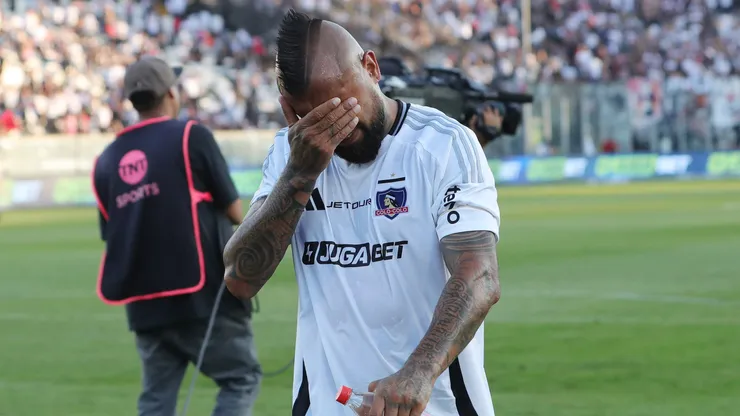 Colo Colo quedó fuera de todo y un ex jugador hispano aprovechó la situación para lanzar una dura broma en redes sociales.