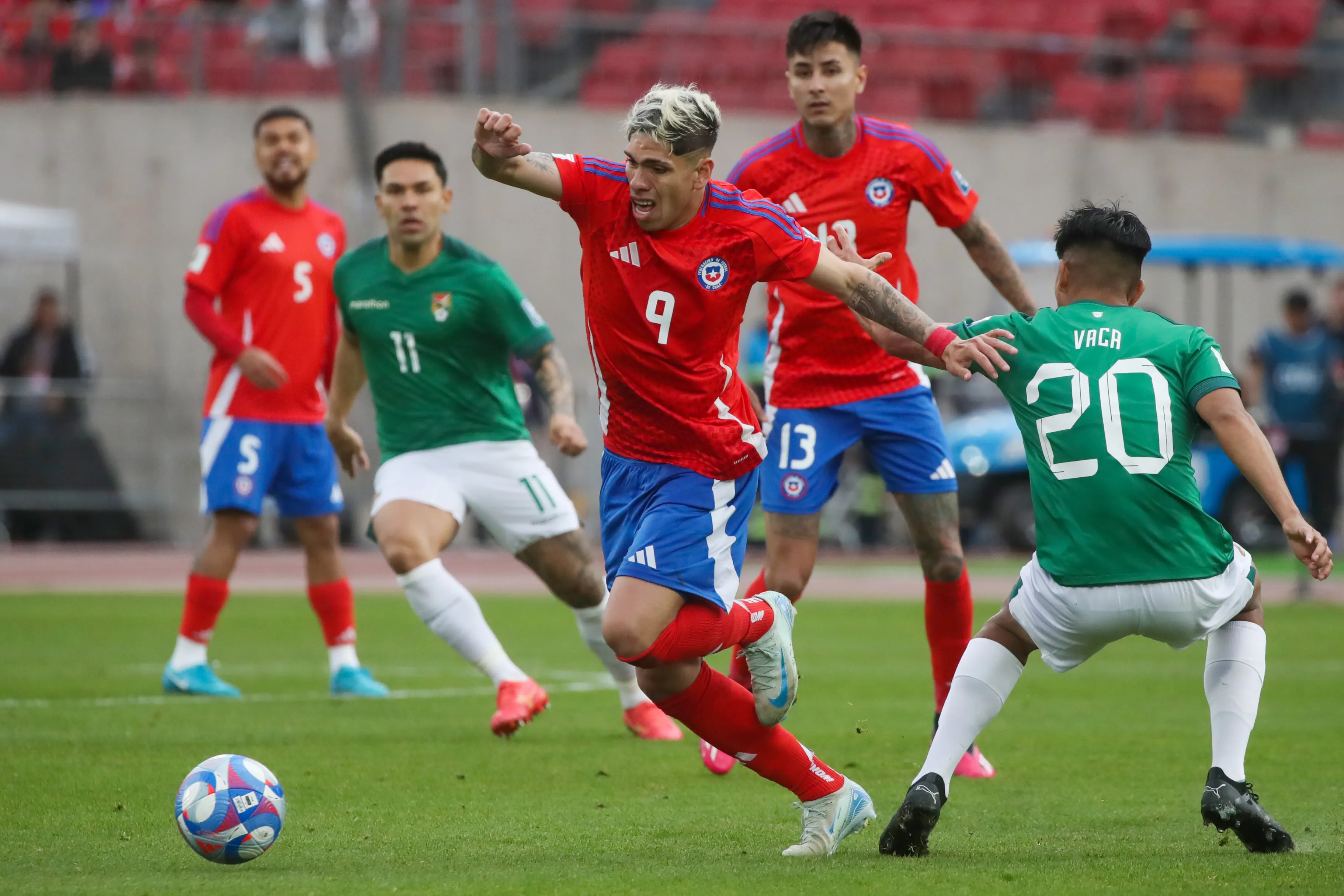 Carlos Palacios en acción durante esa histórica derrota de Chile ante Bolivia en el Estadio Nacional. (Jonnathan Oyarzun/Photosport).