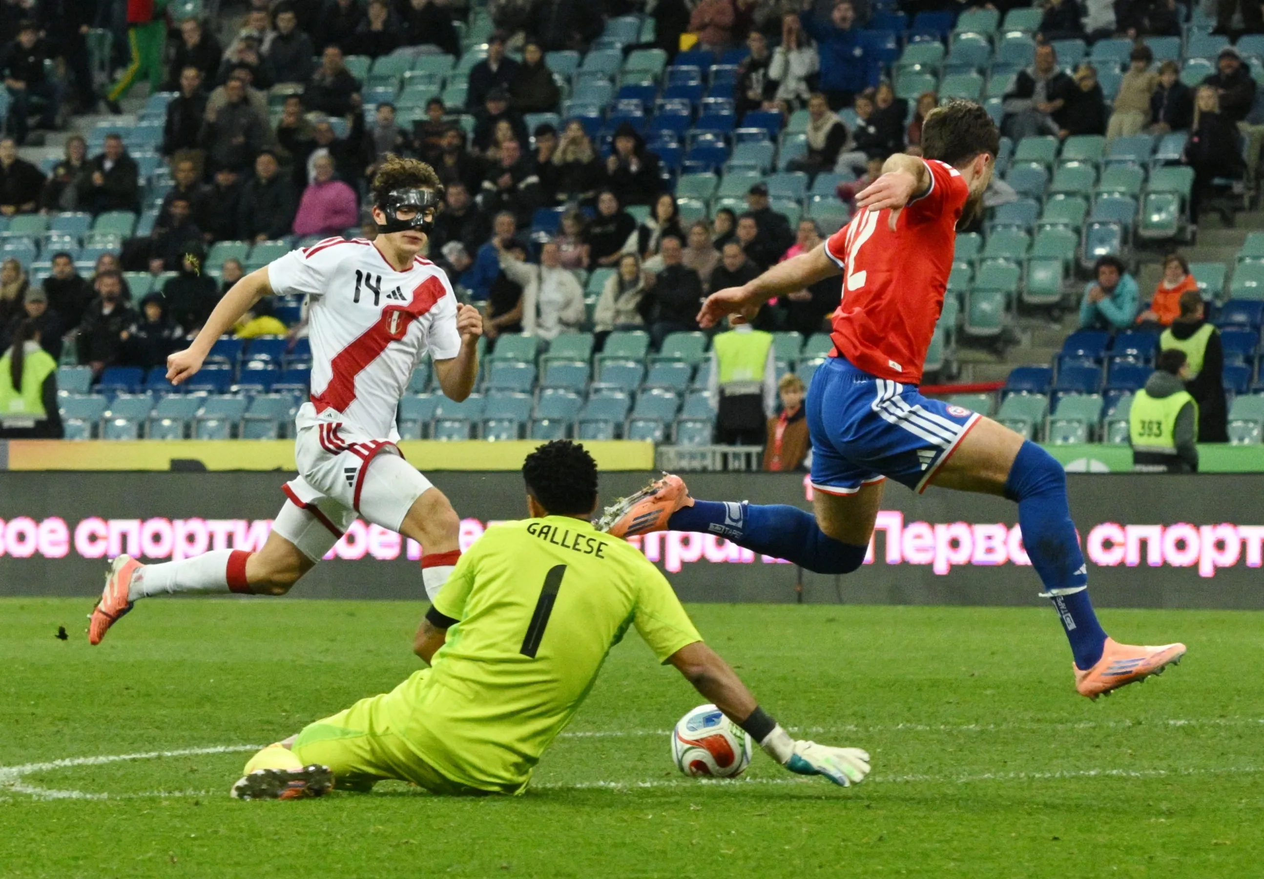 Pedro Gallese le ganó un mano a mano a Ben Brereton en el último amistoso de Chile ante Perú jugado en Rusia. (Sipa/Photosport).