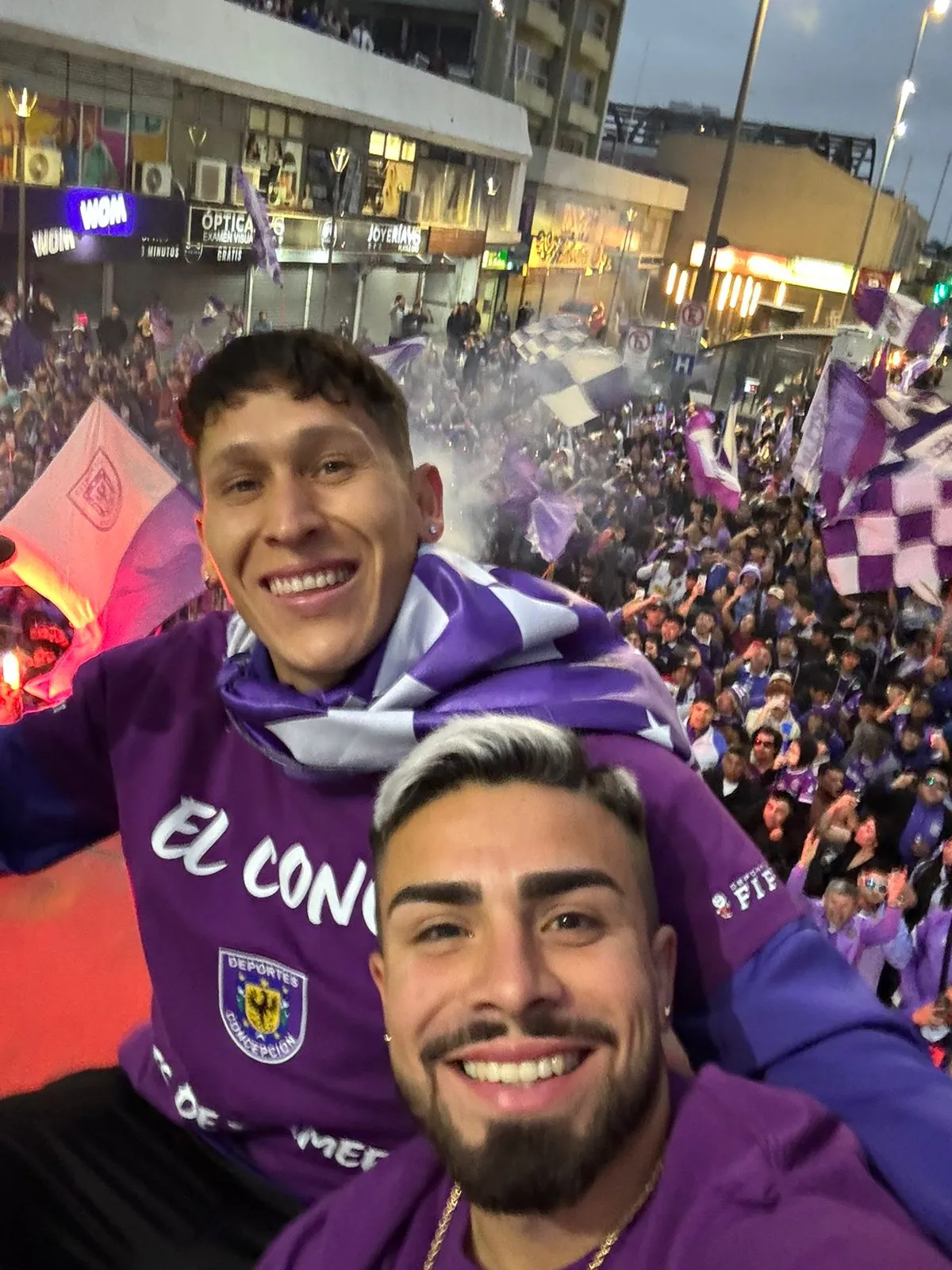 Nicolás Astete celebra el ascenso a primera división junto a Carlos Morales, quien tuvo un alto nivel en la Liguilla de Ascenso. (Foto: cedida).