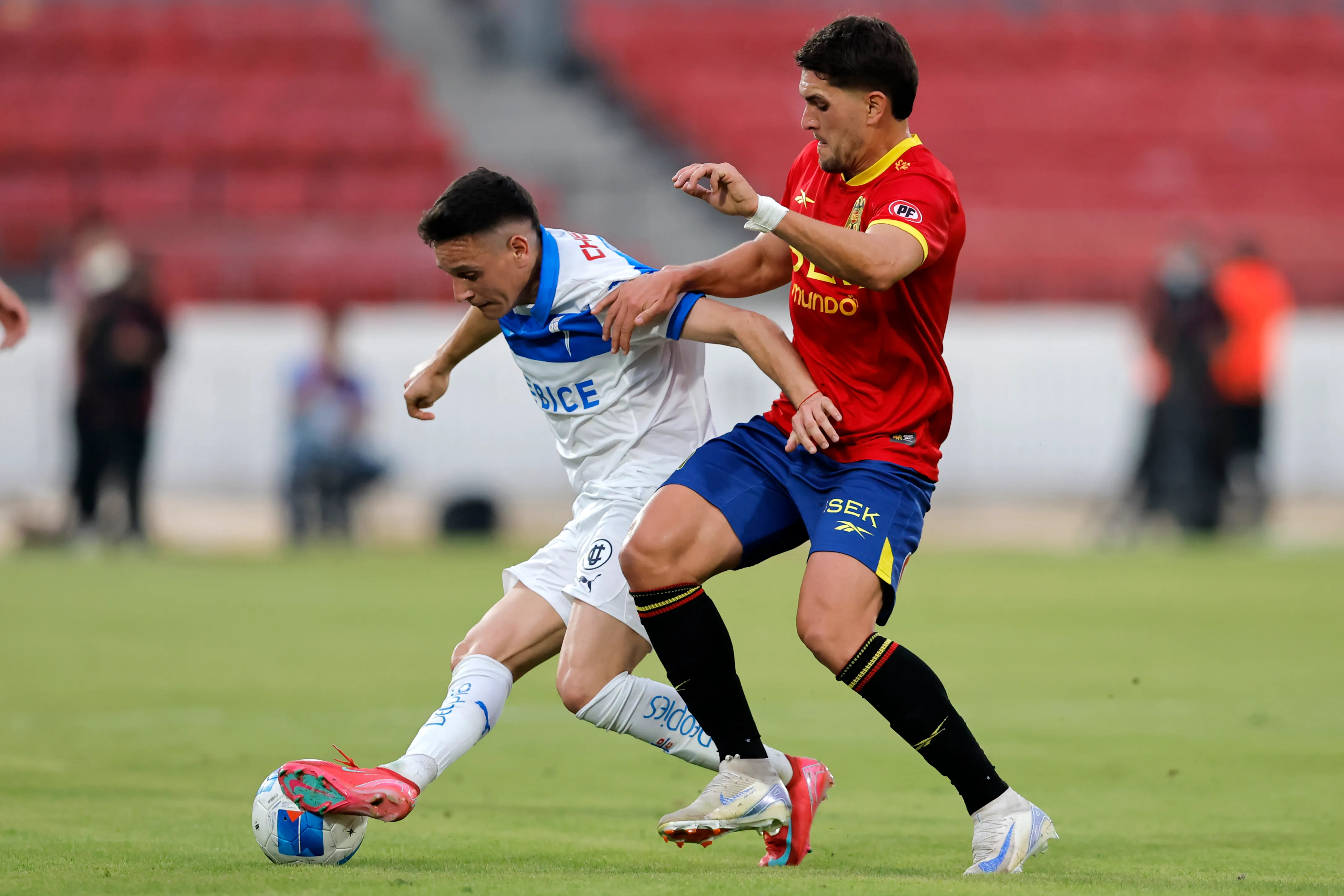 Agustín Nadruz no seguiría en Unión Española y Cobresal lo tiene en la mira/Photosport