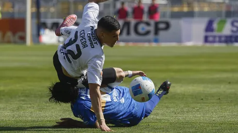 Alan Medina disputa un balón con Lucas Cepeda en un duelo entre Everton y Colo Colo.