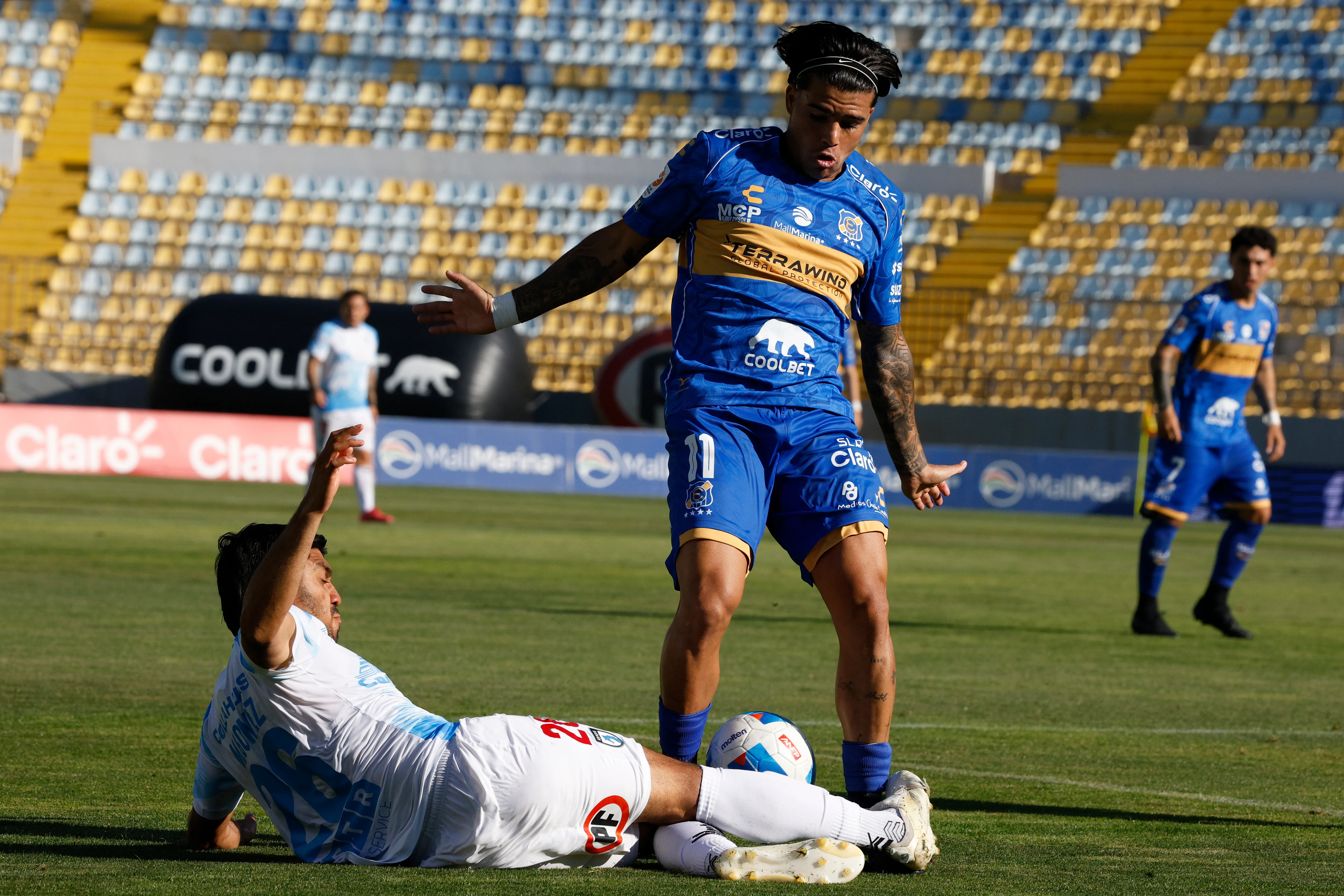 Alan Medina en acción ante Deportes Iquique. (Martin Thomas/Photosport).