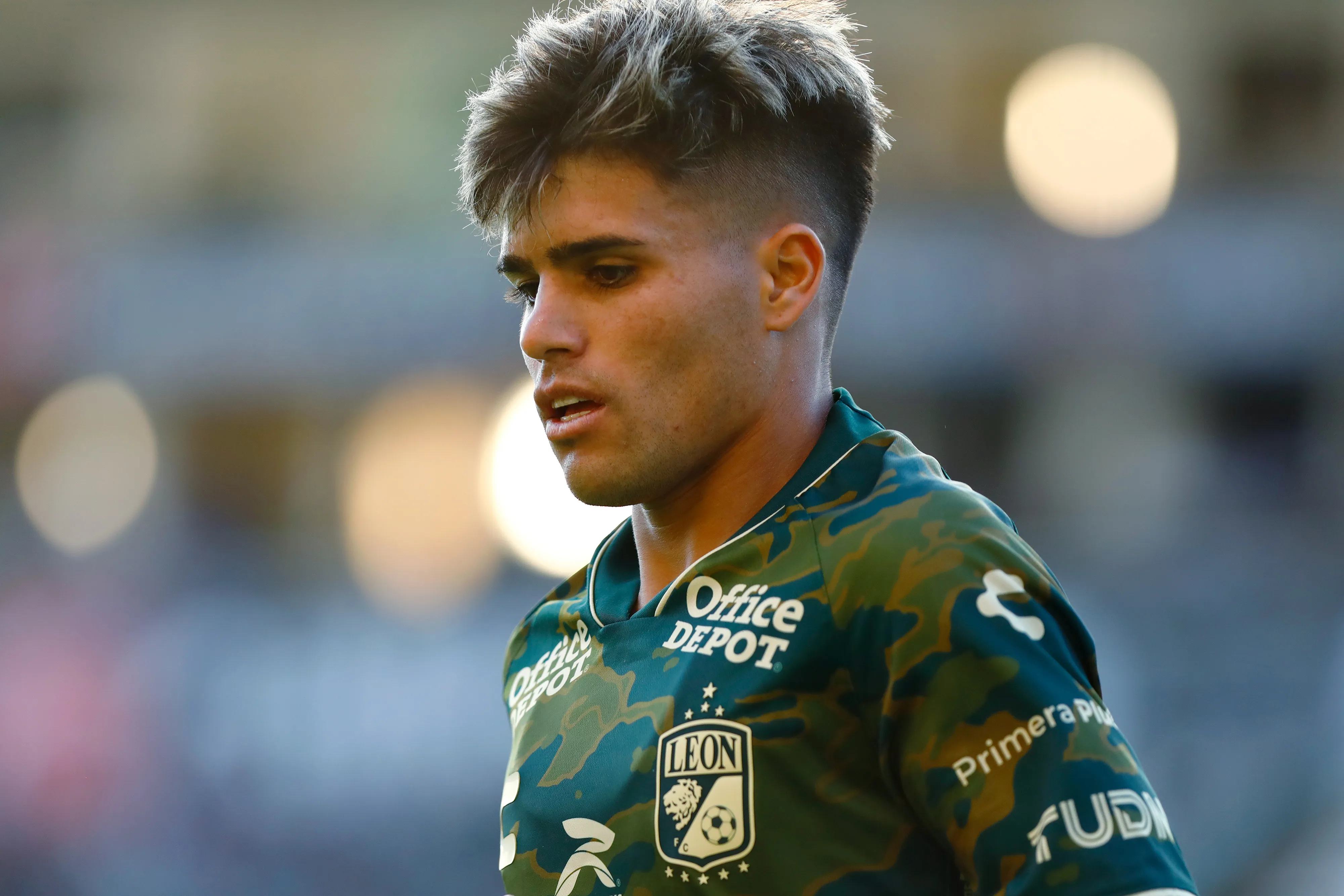 Alan Medina en acción por el León de México. (Leopoldo Smith/Getty Images).