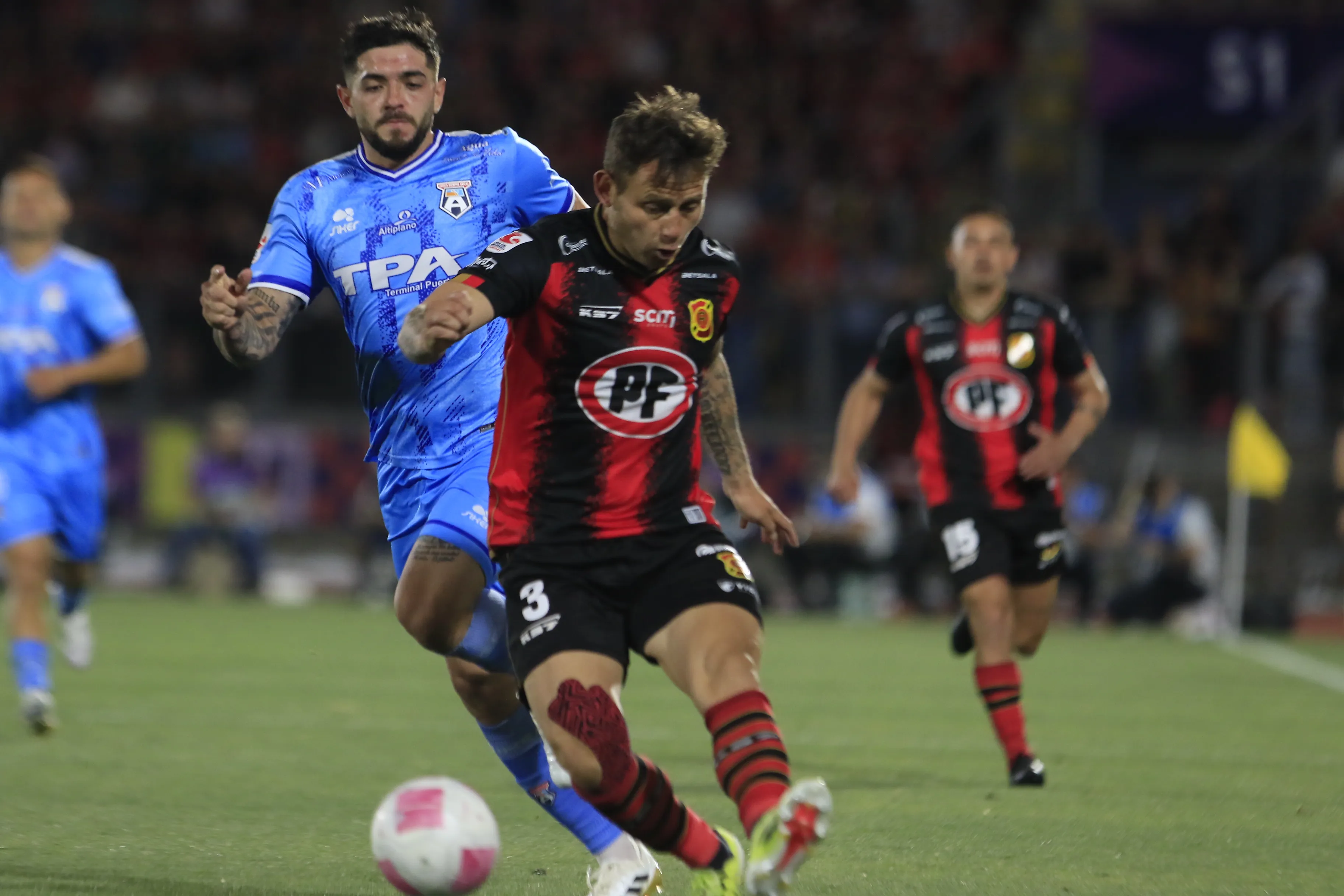 Miguel Sanhueza resiste el embate del uruguayo Marcos Camarda. (Jose Robles/Photosport).
