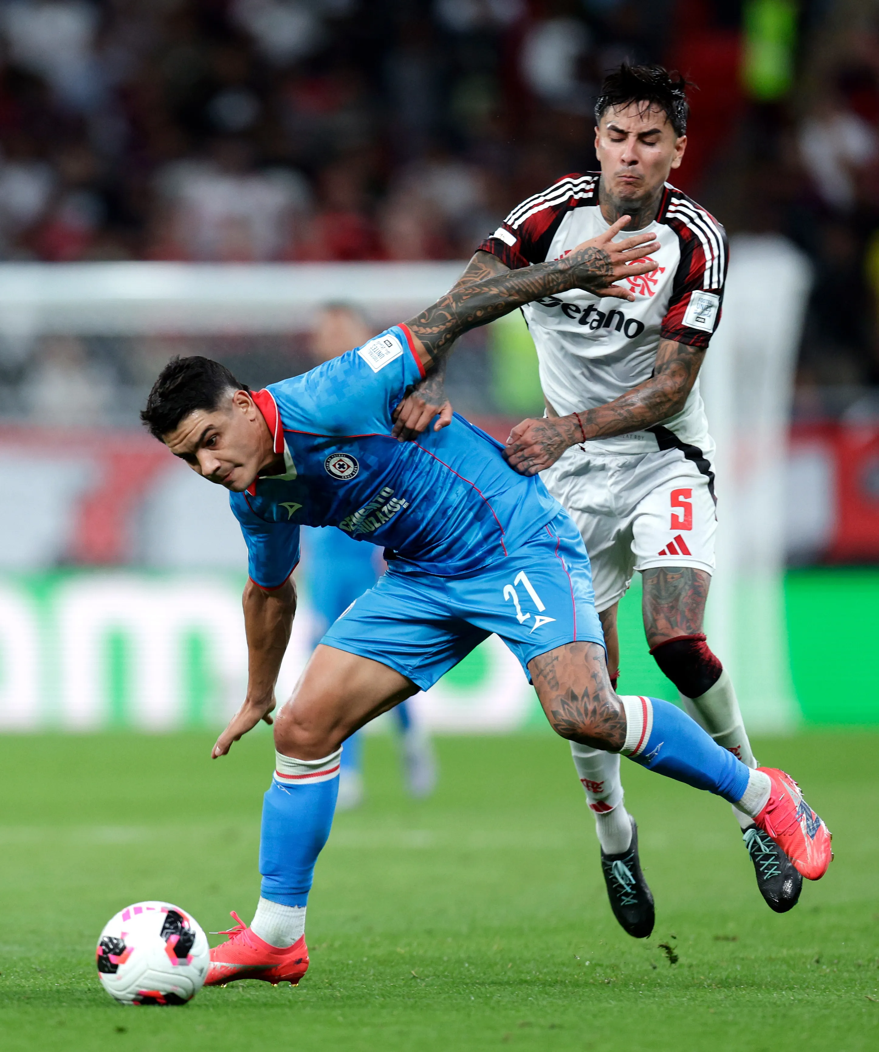 Erick Pulgar fue uno de los más destacados en el triunfo por 2-1 de Flamengo sobre Cruz Azul. (Photo by Getty Images/Getty Images)