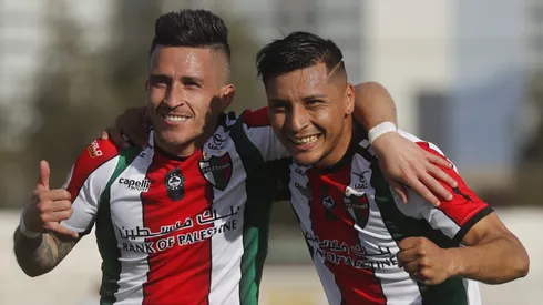 Bryan Carrasco celebra junto a Dilan Zúñiga, quien podría reencontrarse con un DT que lo conoce muy bien.