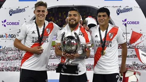 Paulo Díaz luce un trofeo de River Plate junto a Federico Girotti y el defensor paraguayo Robert Rojas.