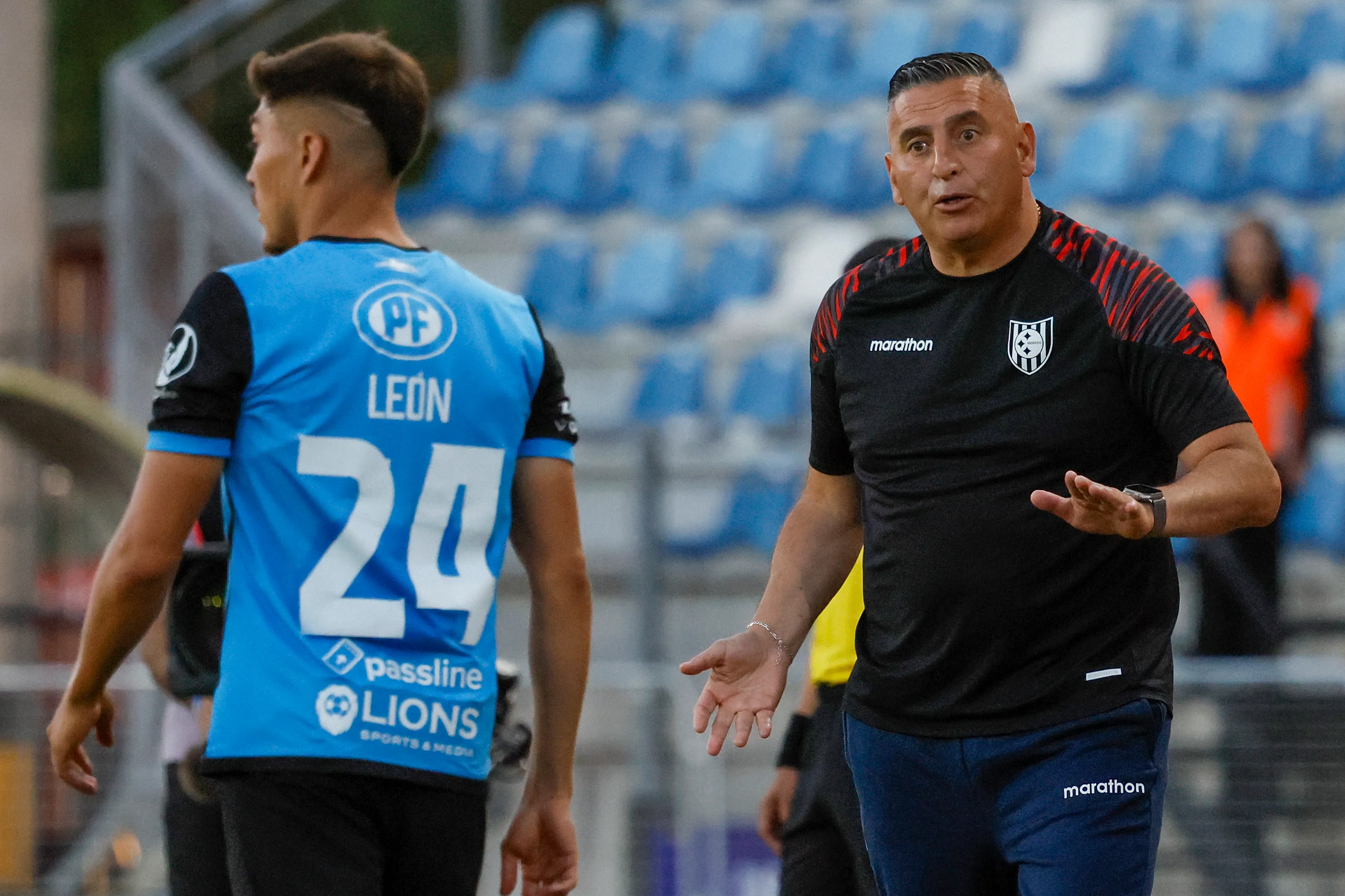 Jaime García le da indicaciones a Maicol León. (Andres Pina/Photosport).