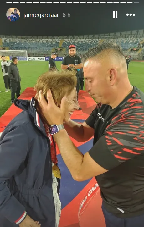 Jaime García junto a su madre en los festejos. (Captura Instagram).