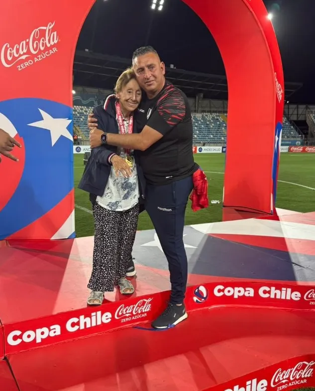 Jaime García junto a su madre en el estadio El Teniente. (Captura).
