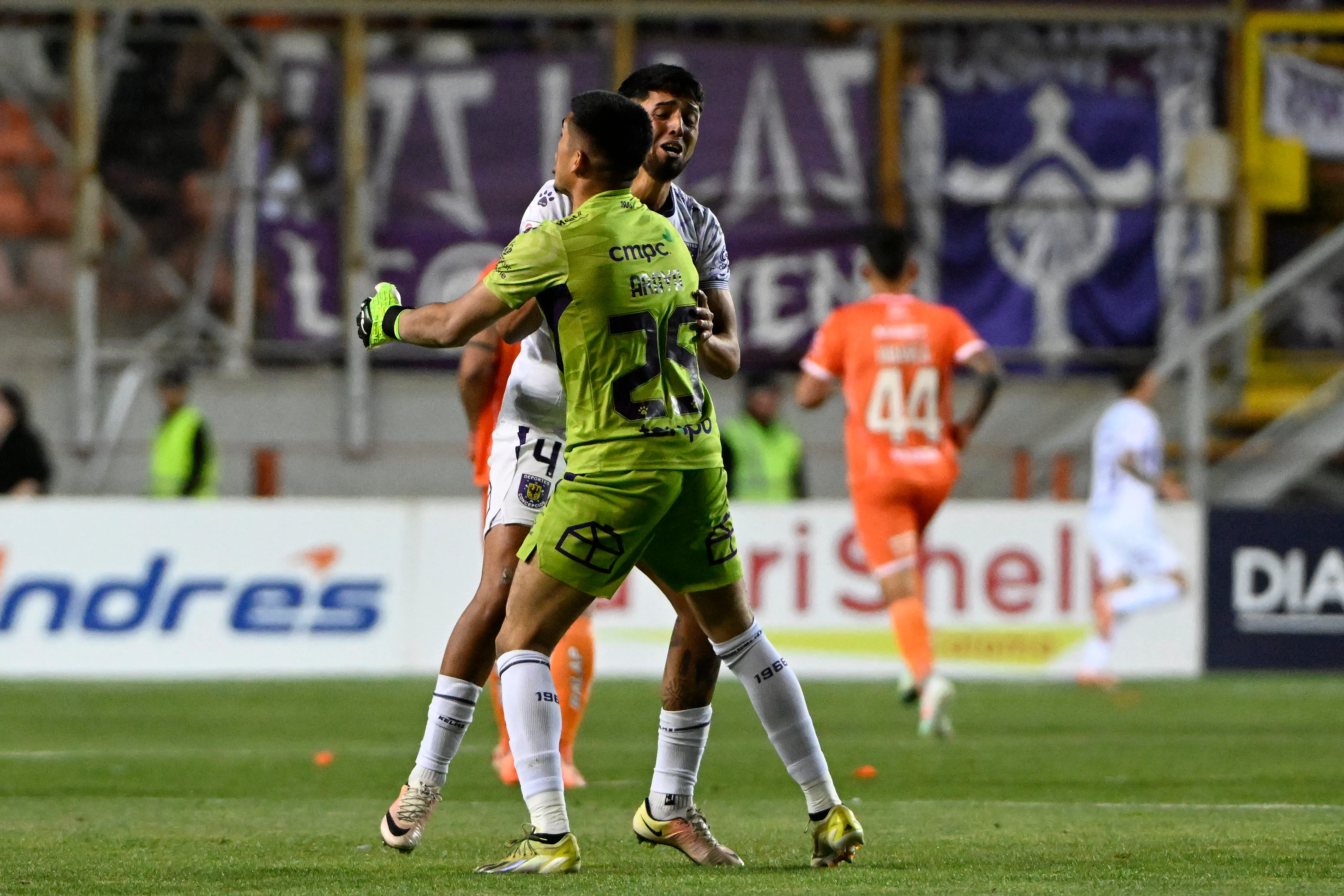 Nicolás Araya celebra en el estadio Zorros del Desierto junto a Ariel Cáceres. (Pedro Tapia/Photosport).