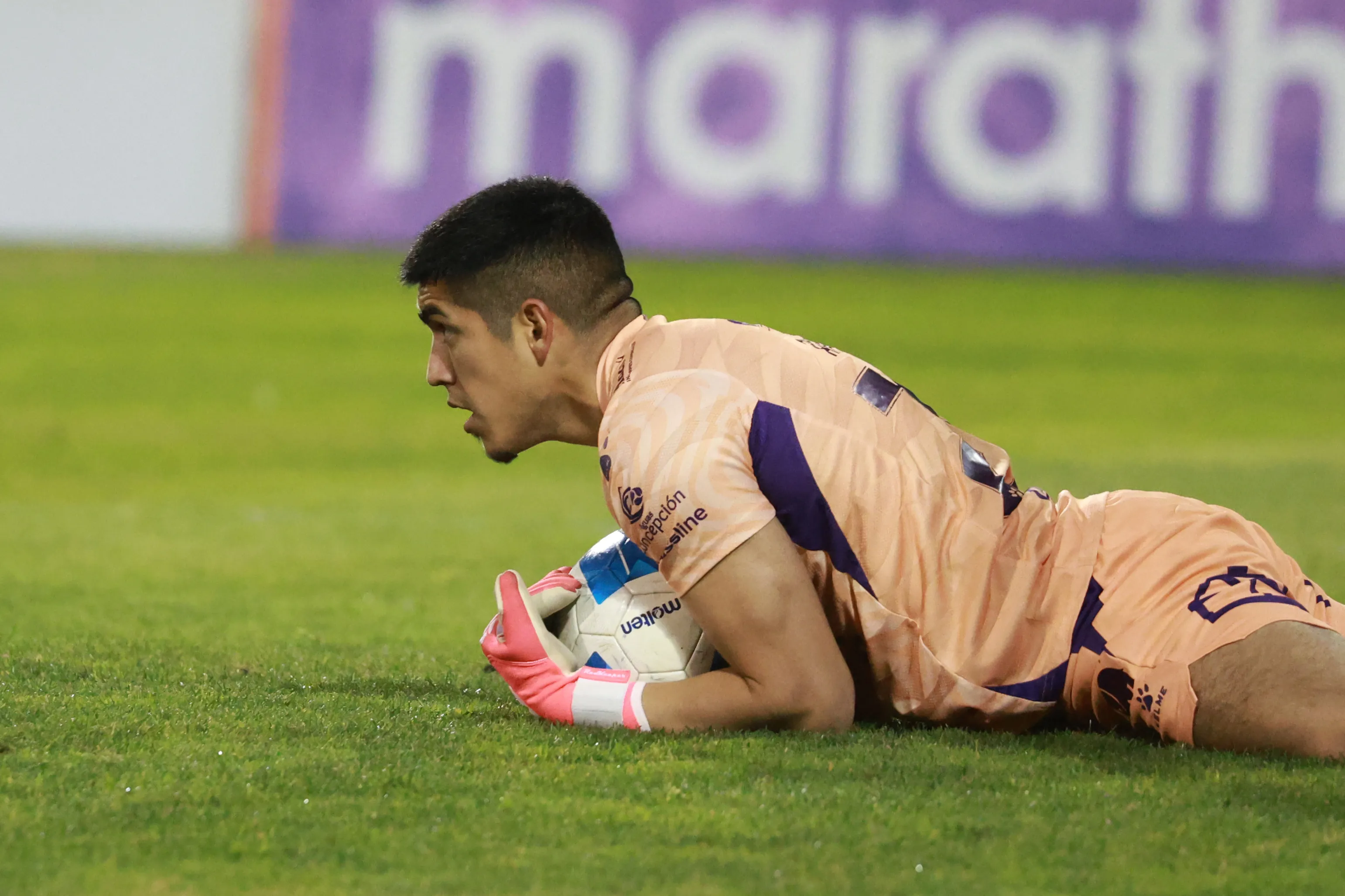 Nicolás Araya no desaprovechó las oportunidades en el arco del León de Collao durante 2025. (Eduardo Fortes/Photosport).