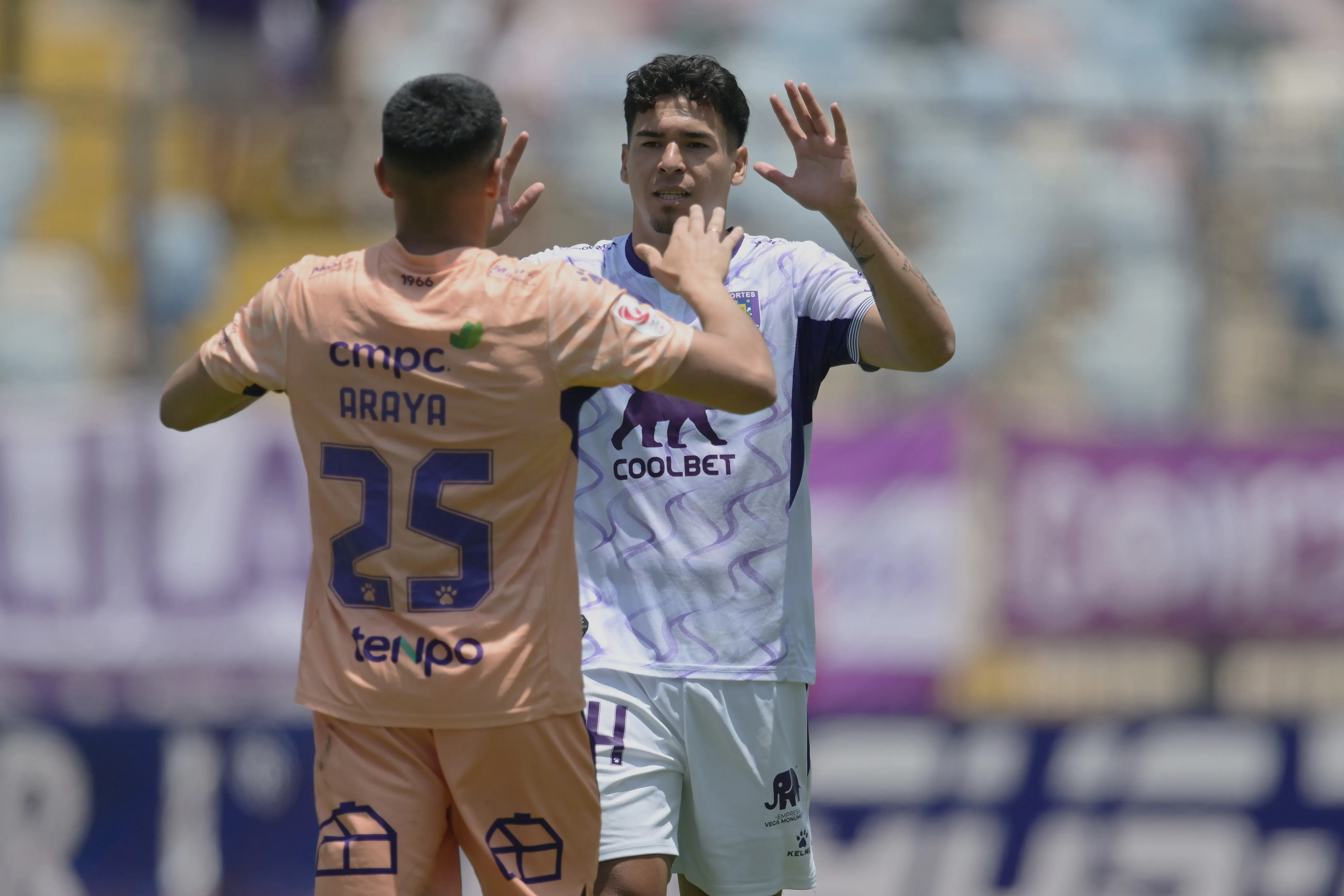 Nicolás Araya celebra con su compañero Jonathan Espínola, quien sufrió una seria lesión en el duelo ante Cobreloa. (Pablo Quiroz/Photosport).