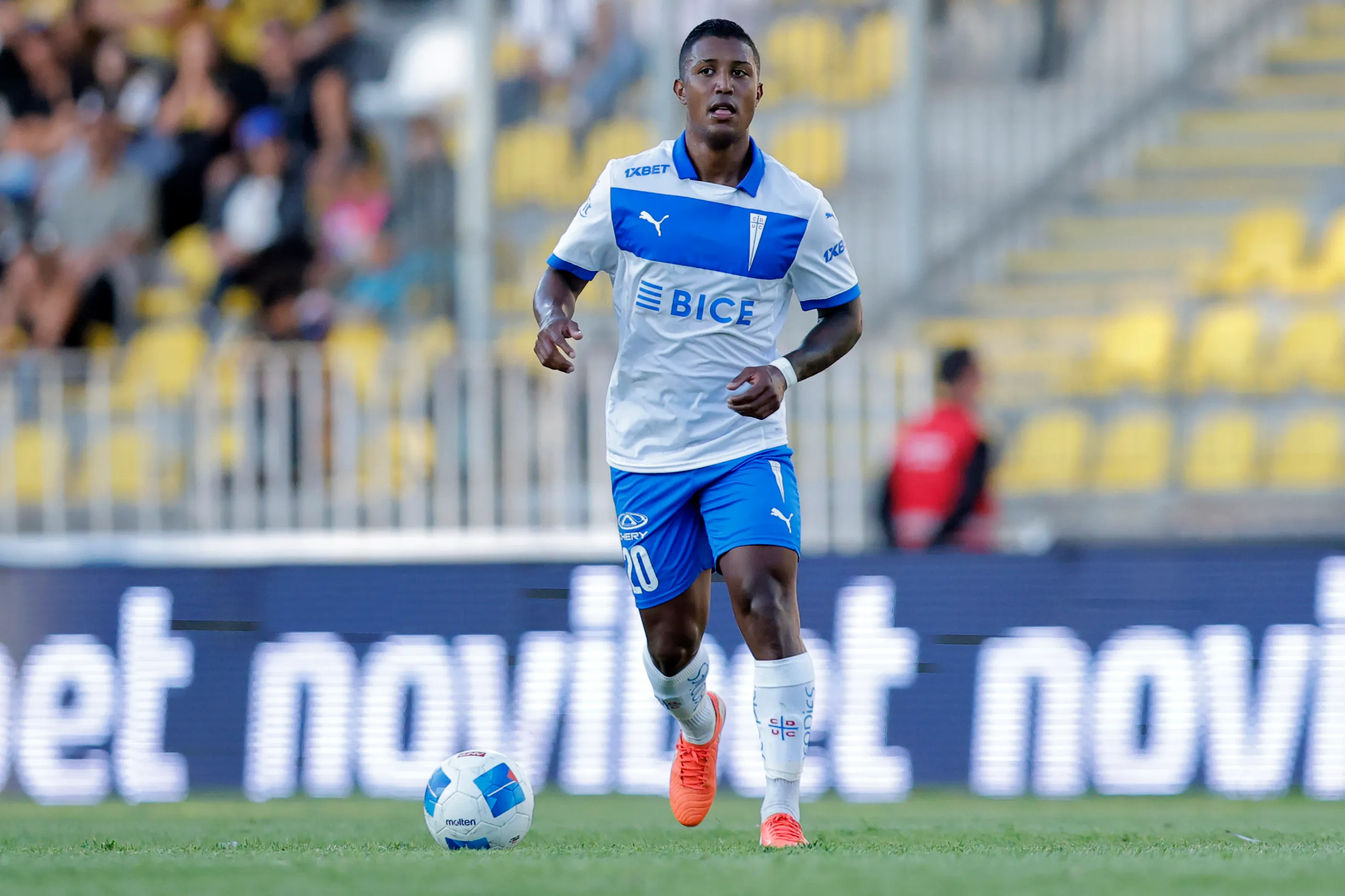 Jhojan Valencia busca seguir en la UC, pero aún no se cierra su renovación/Photosport