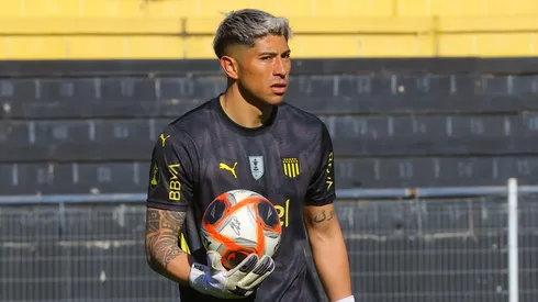 Cortés recibe portazo de Peñarol y debe buscar club