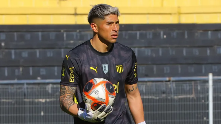 Cortés recibe portazo de Peñarol y debe buscar club