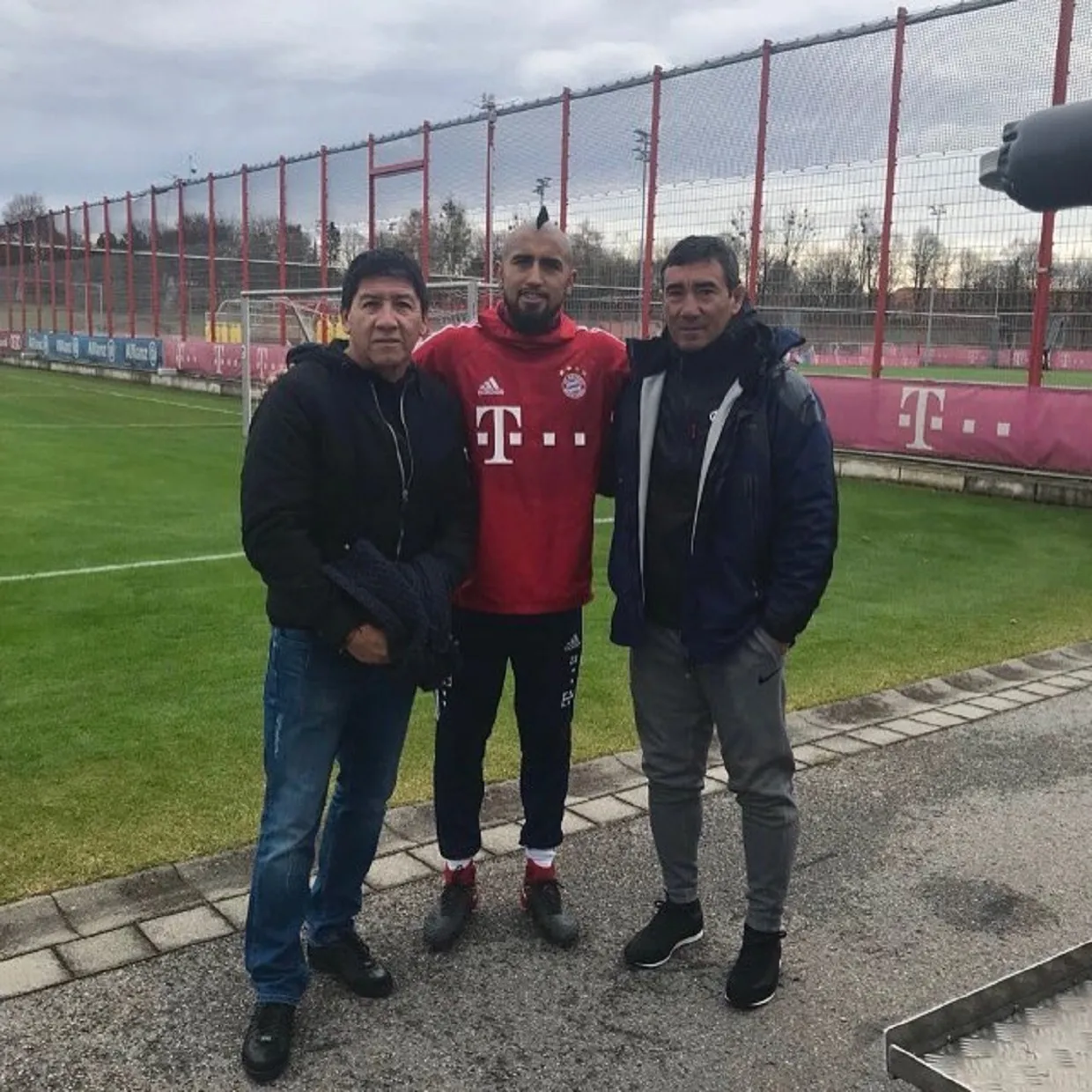 Jaime Vera y Alejandro Hisis con Arturo Vidal en su época en Bayern Múnich. Imagen: Instagram