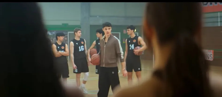 Fernando Lindez interpreta a Thiago