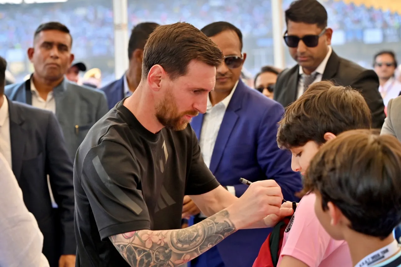 De las pocas acciones que pudo realizar Lionel Messi en India (Getty Images)